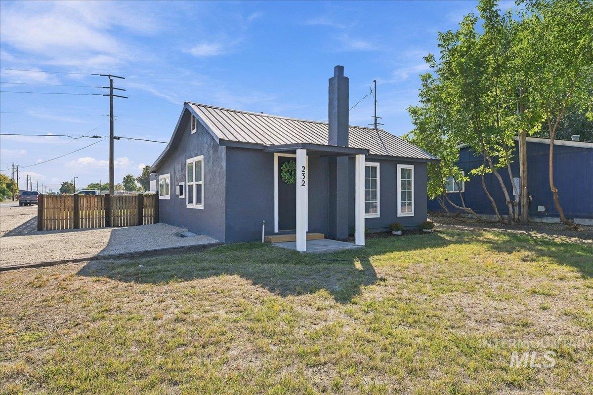 232 E Montana Ave Property Photo 3