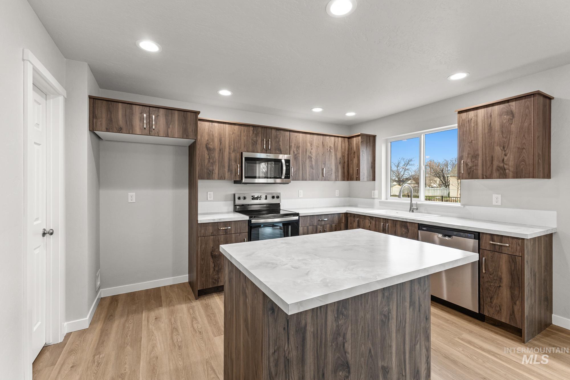 1811 Gyrfalcon St Property Photo 3