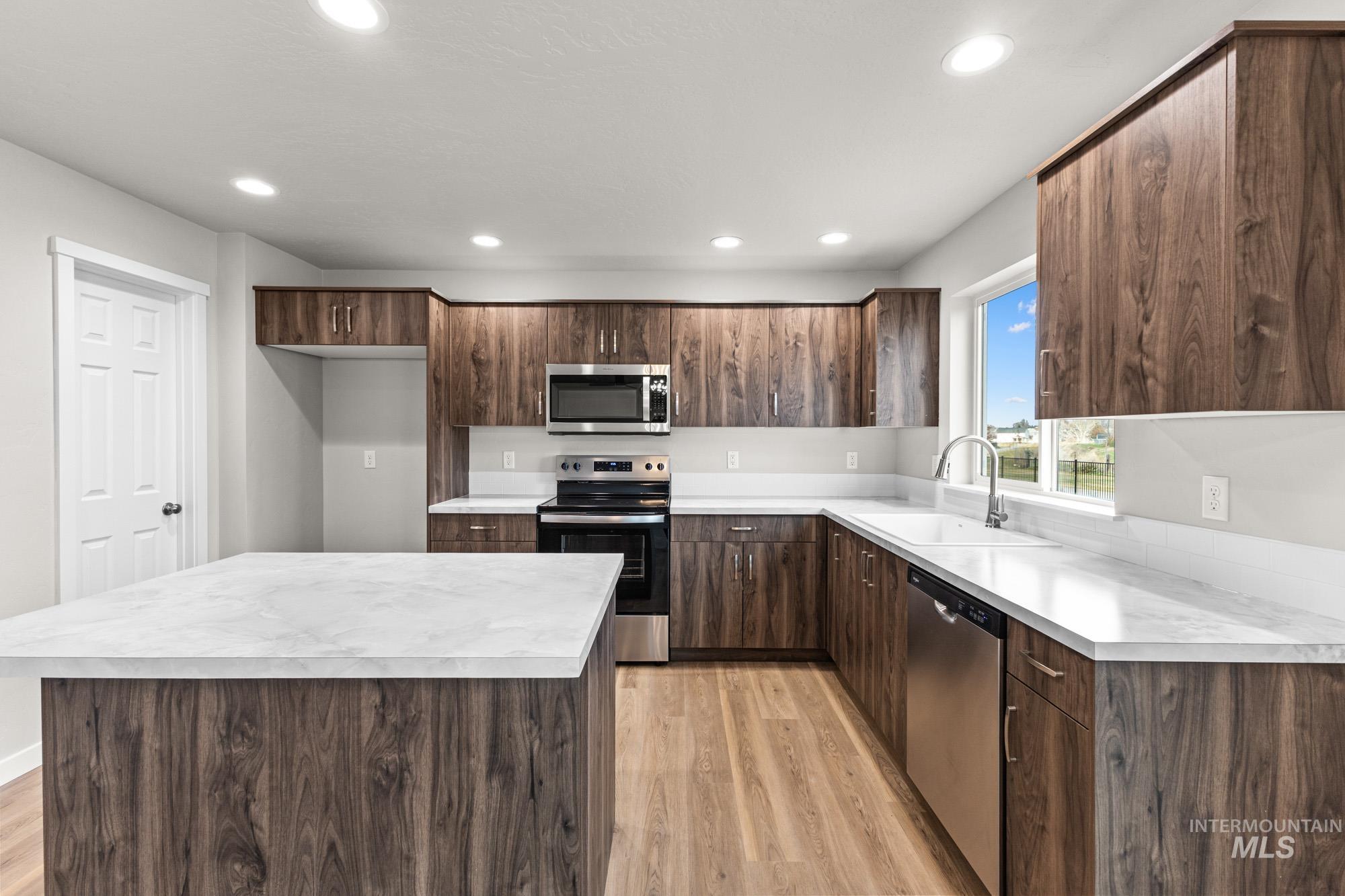 1811 Gyrfalcon St Property Photo 4