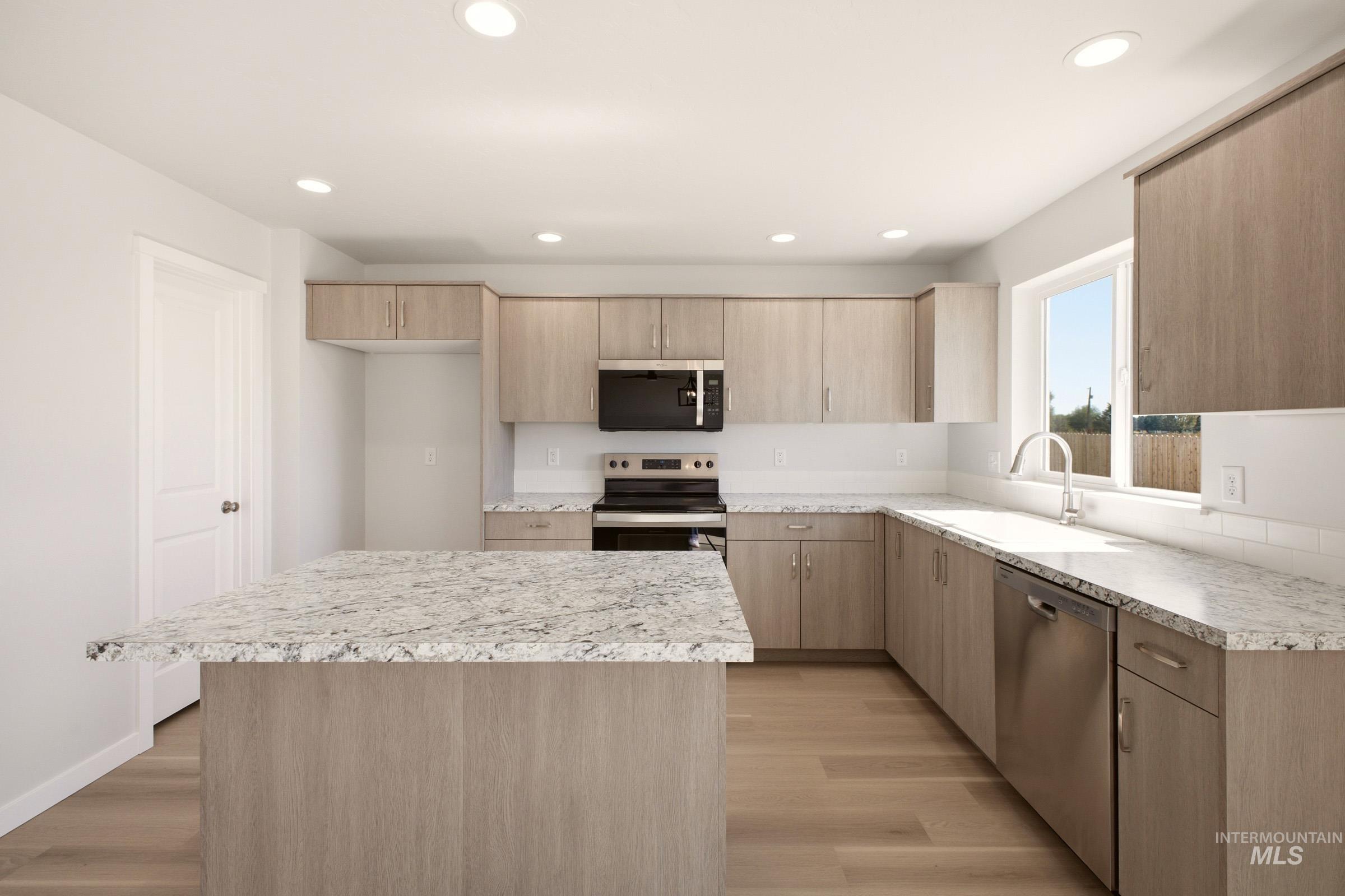 1811 Gyrfalcon St Property Photo 4