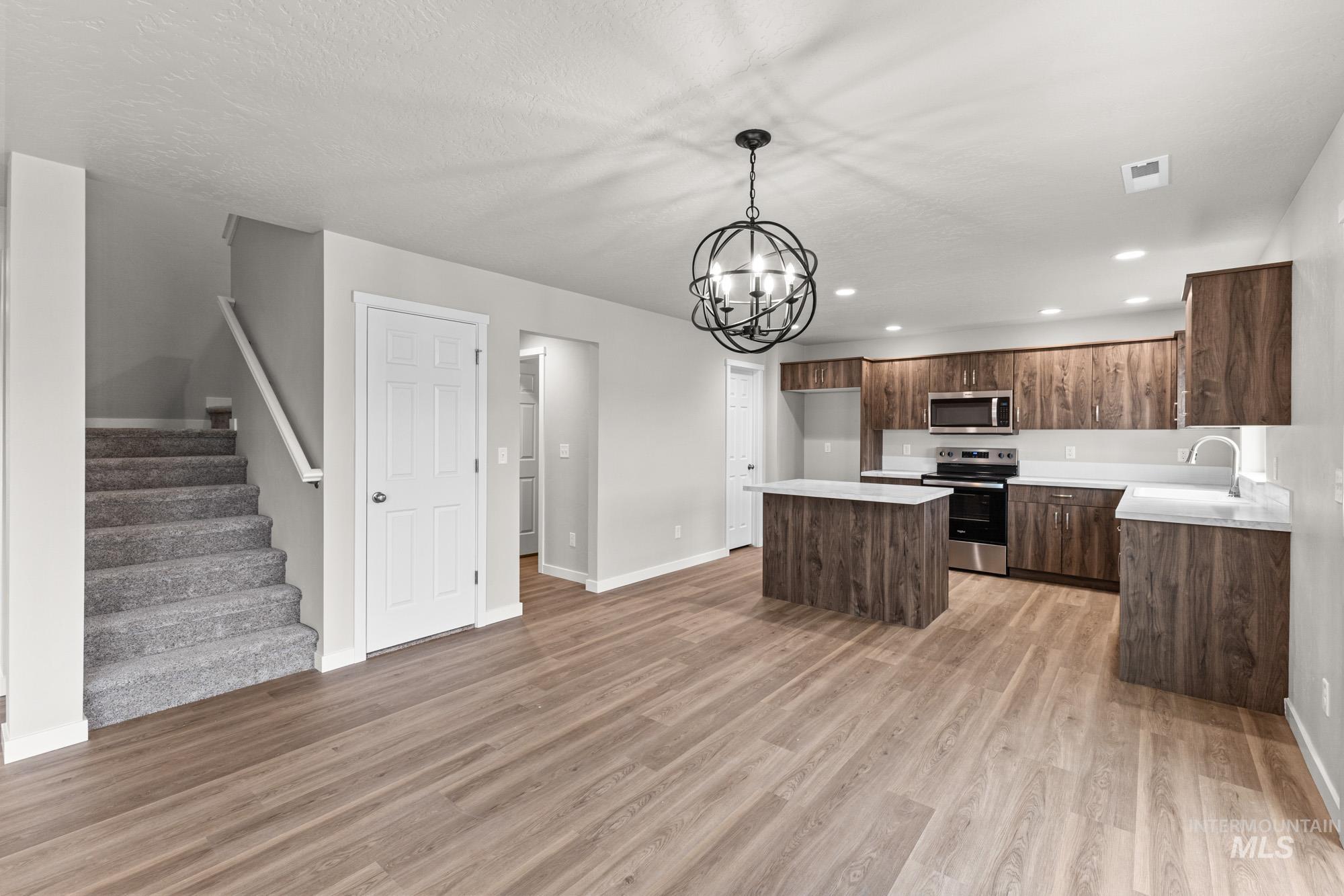 1811 Gyrfalcon St Property Photo 6