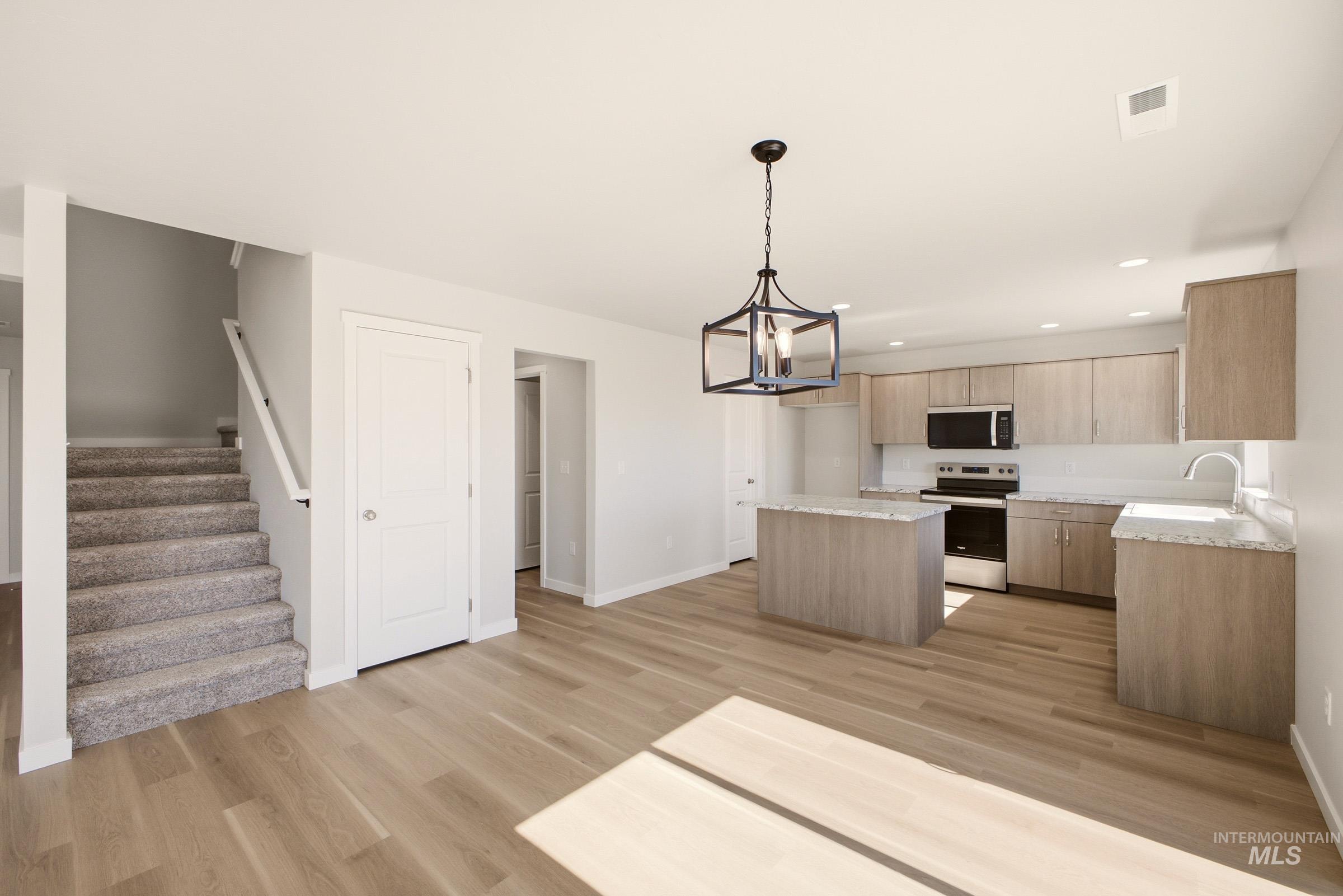 1811 Gyrfalcon St Property Photo 6