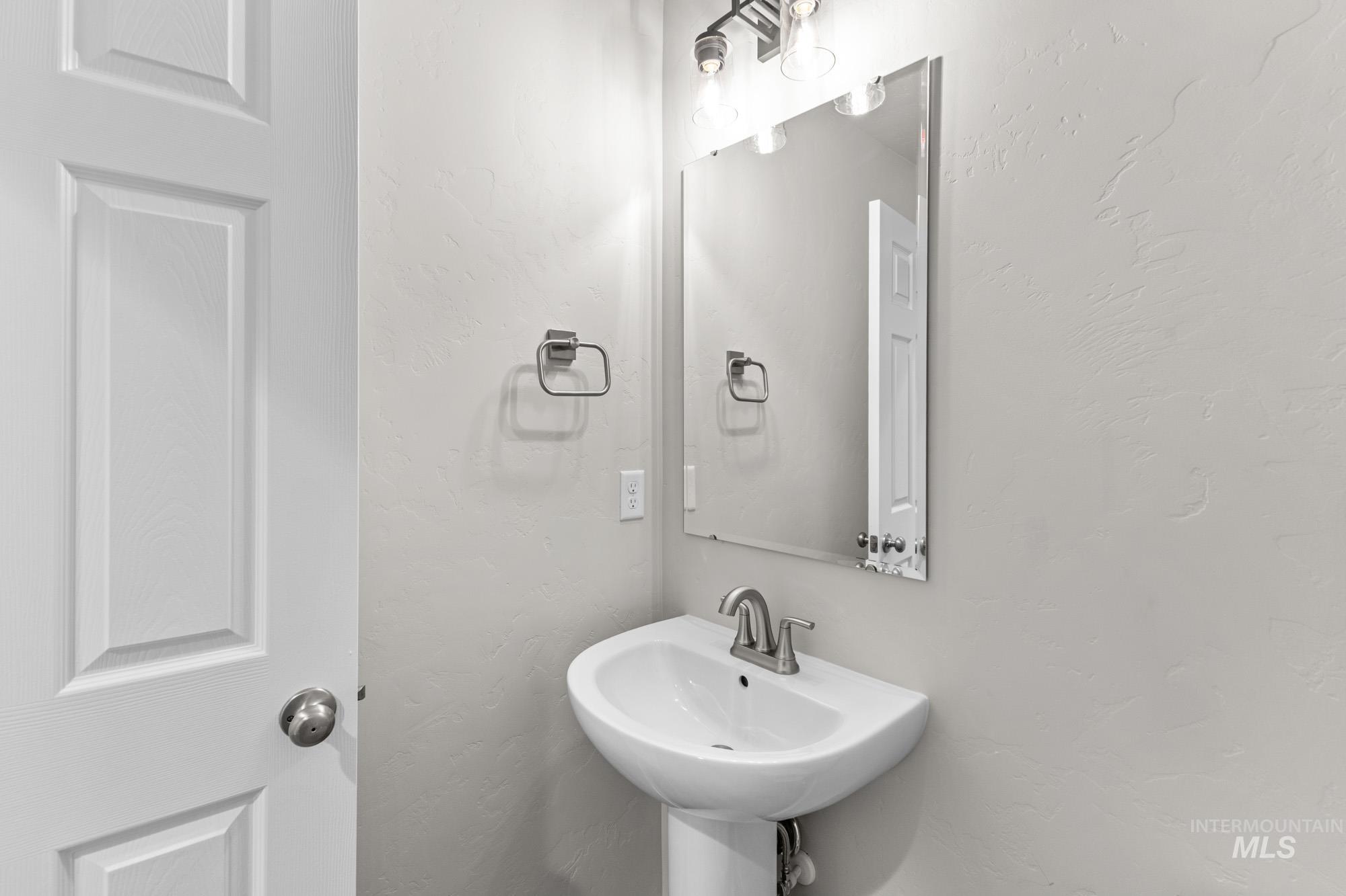 1811 Gyrfalcon St Property Photo 10