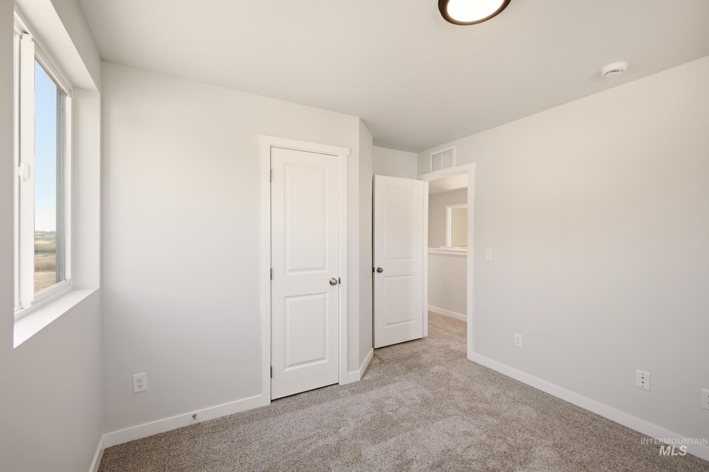 1811 Gyrfalcon St Property Photo 14