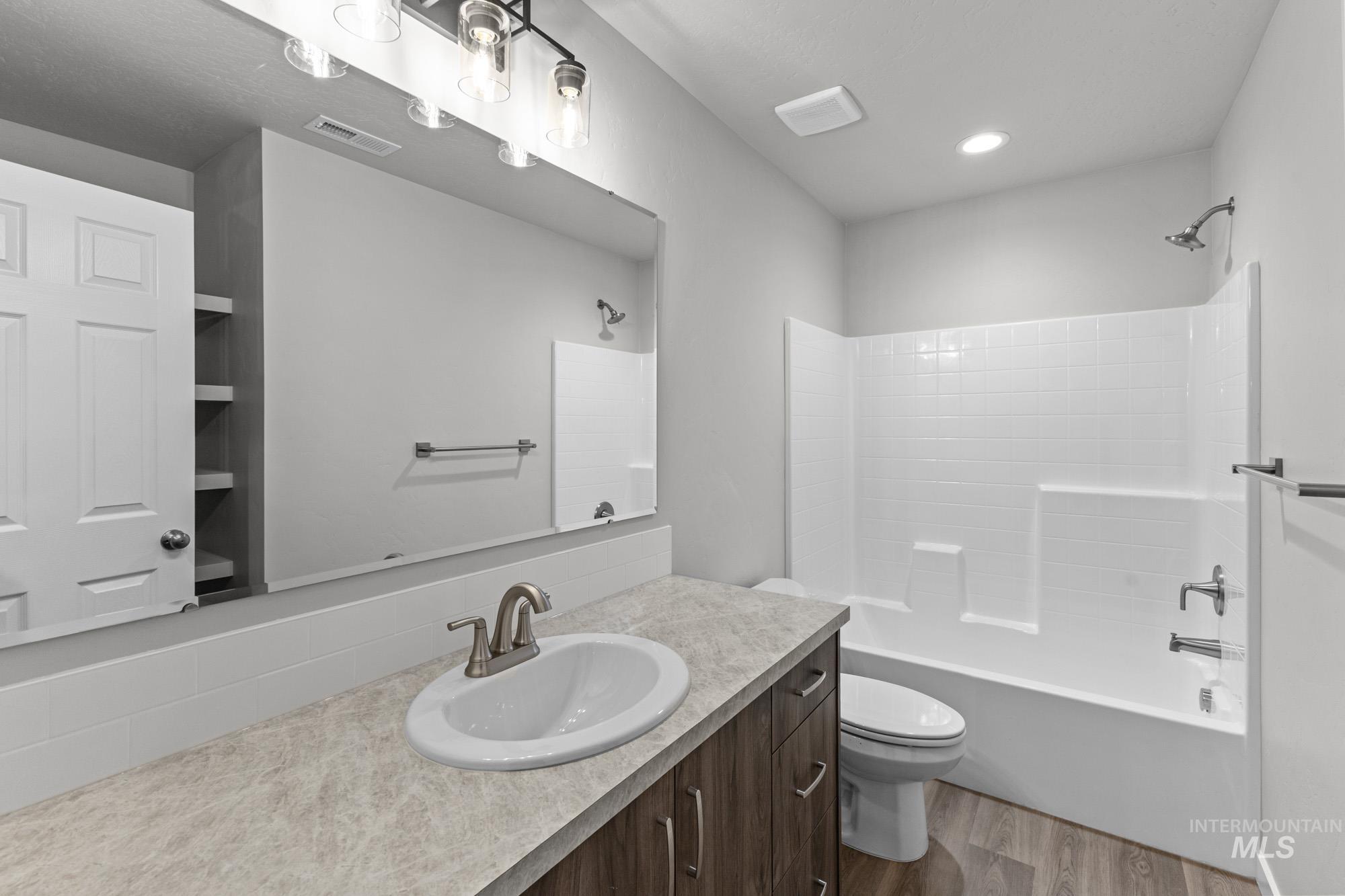 1811 Gyrfalcon St Property Photo 16