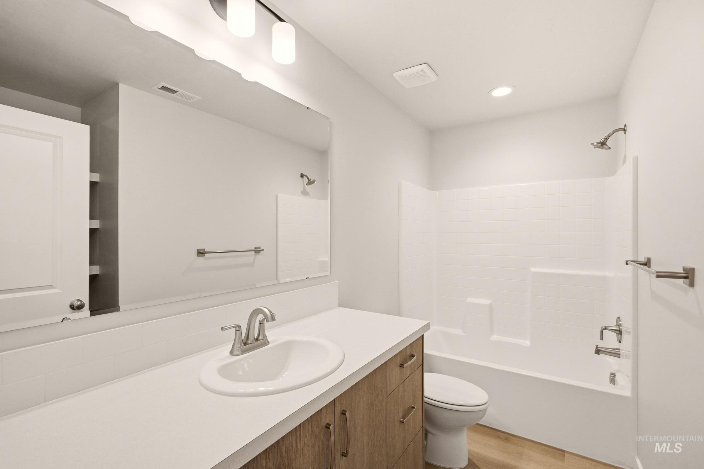 1811 Gyrfalcon St Property Photo 17