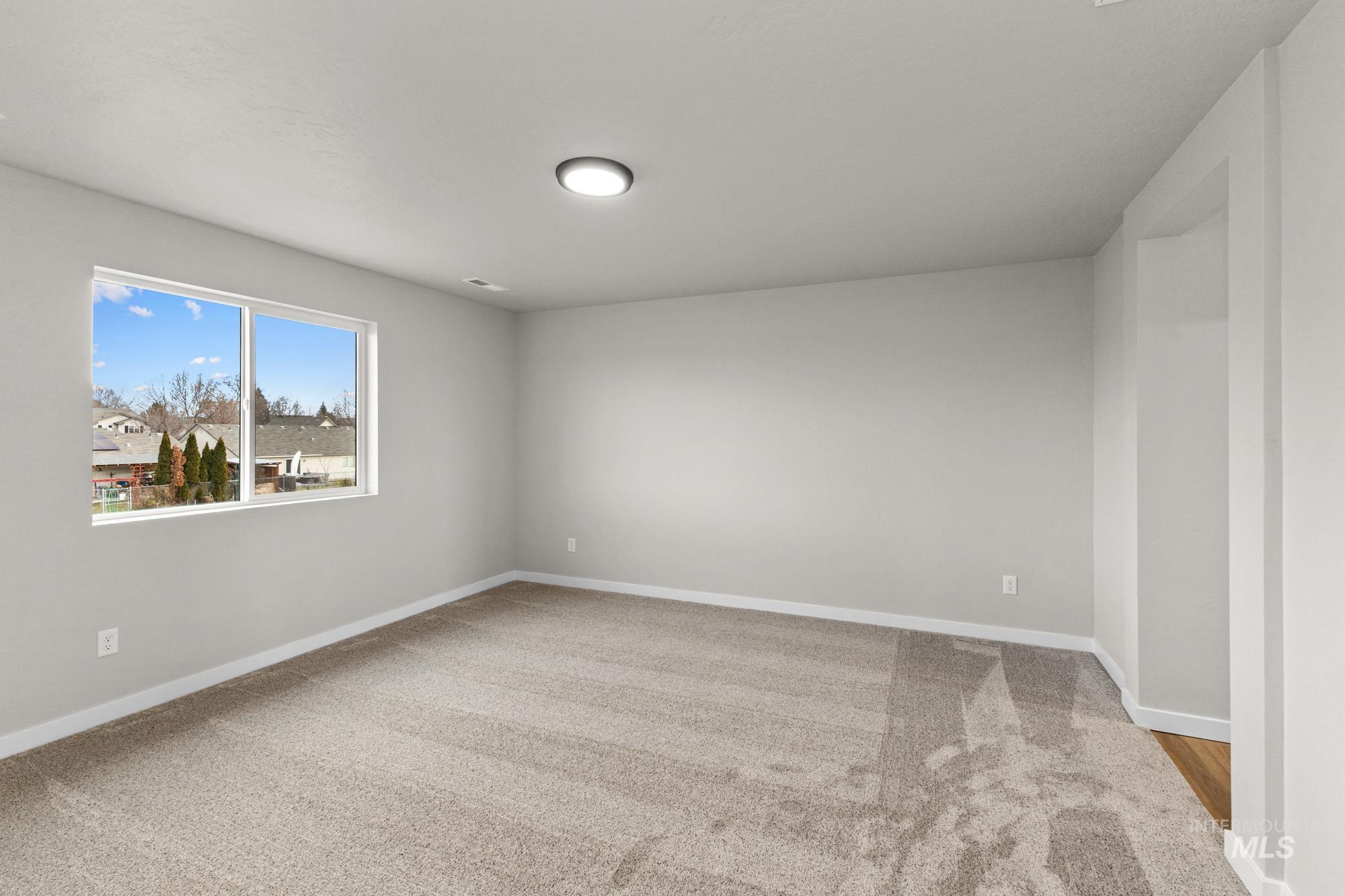 1811 Gyrfalcon St Property Photo 18