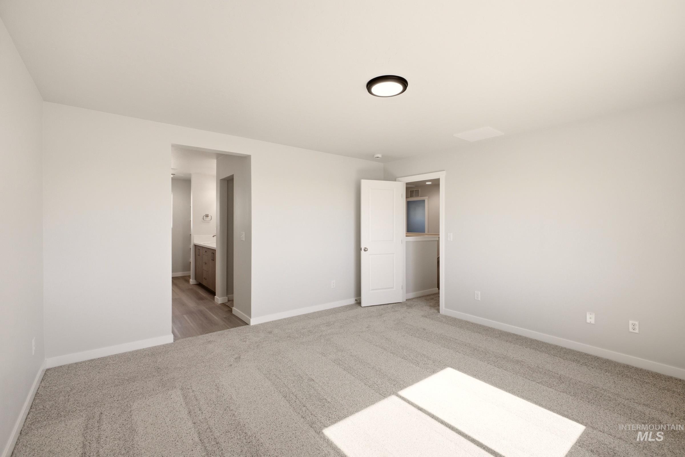 1811 Gyrfalcon St Property Photo 20