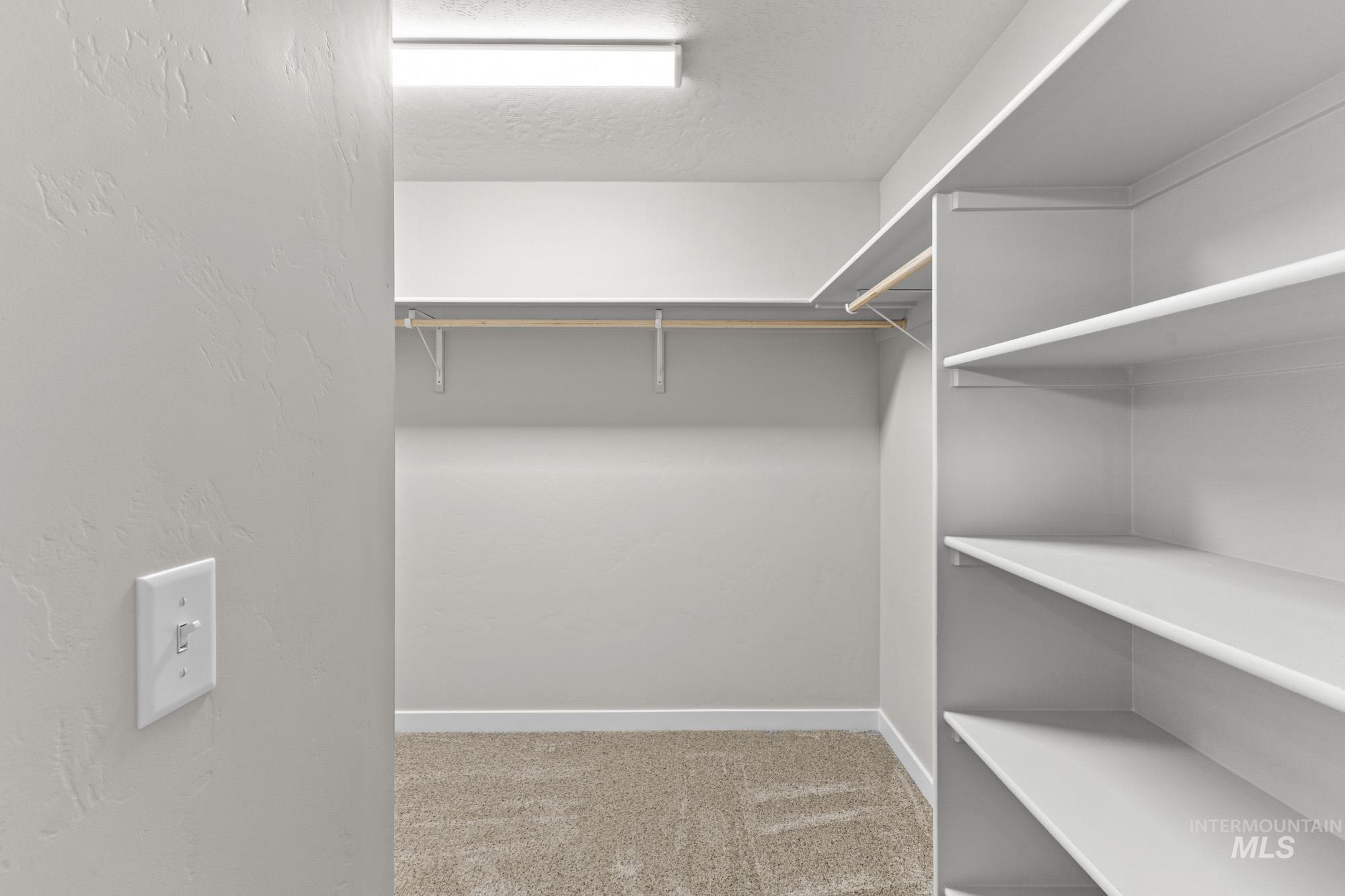 1811 Gyrfalcon St Property Photo 21