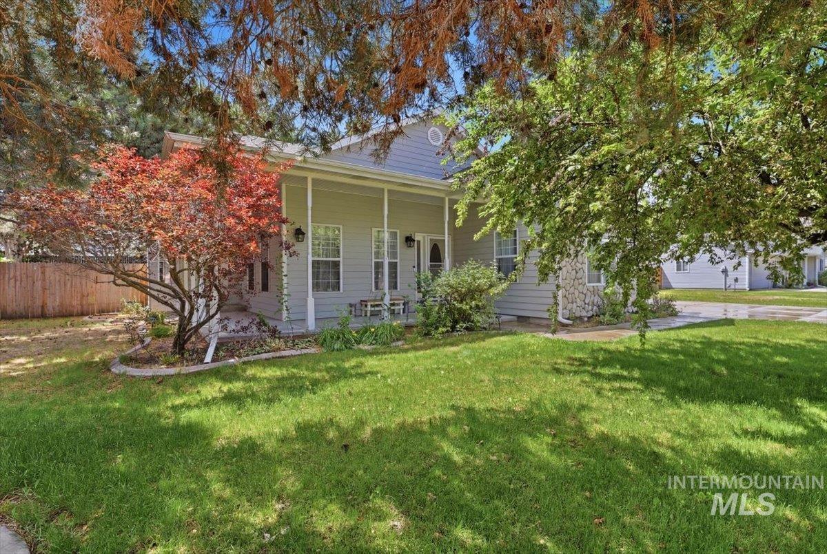 23157 Forest Hills Loop Property Photo 3