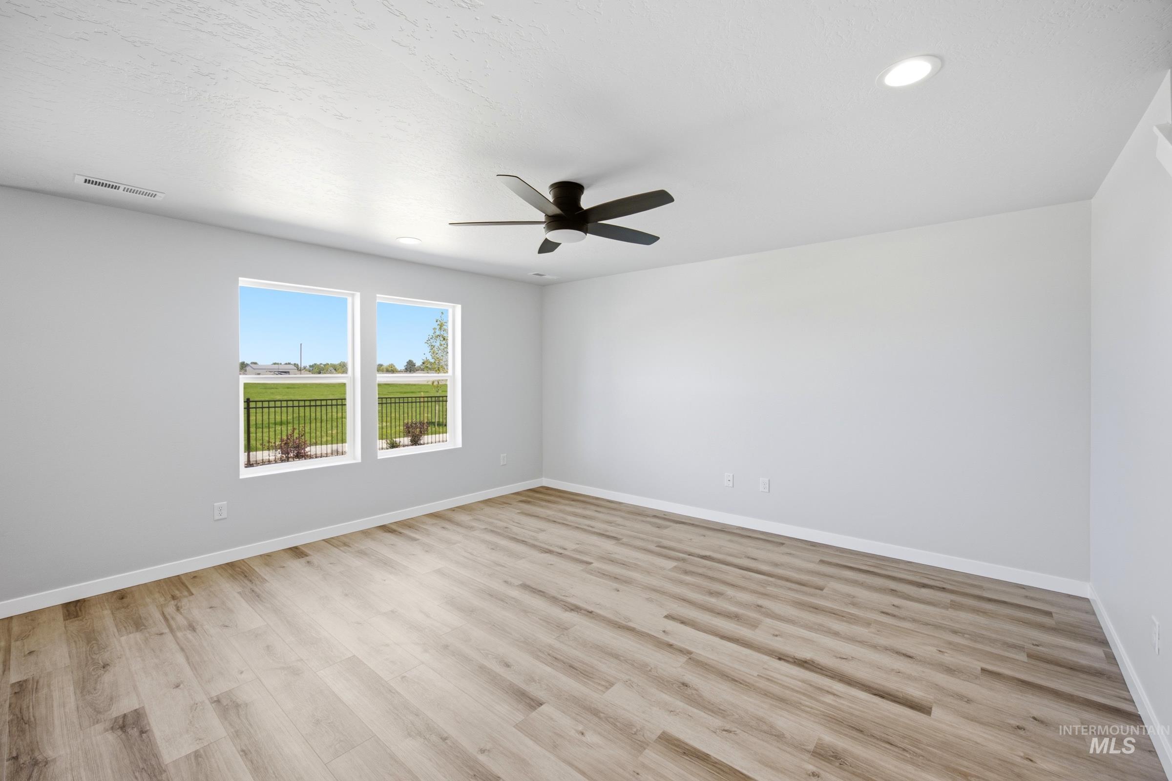 1282 N Coltsfoot Ave Property Photo 6