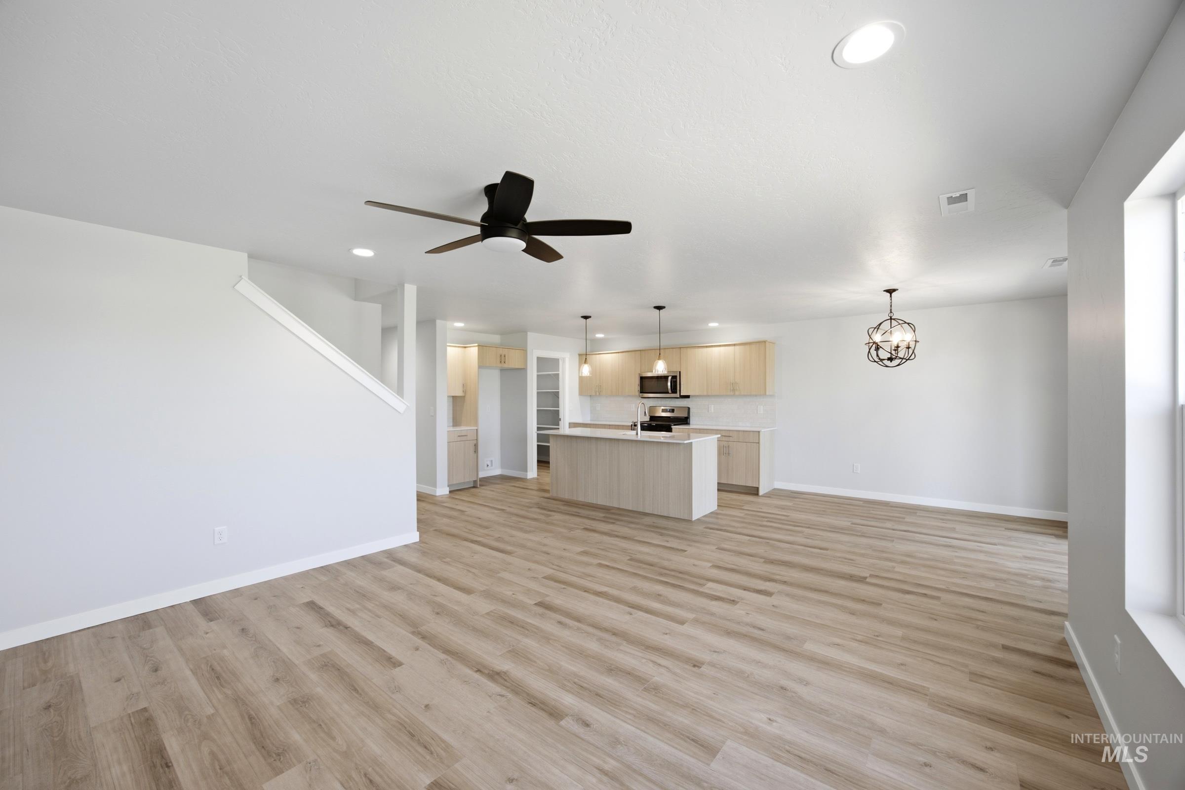 1282 N Coltsfoot Ave Property Photo 8