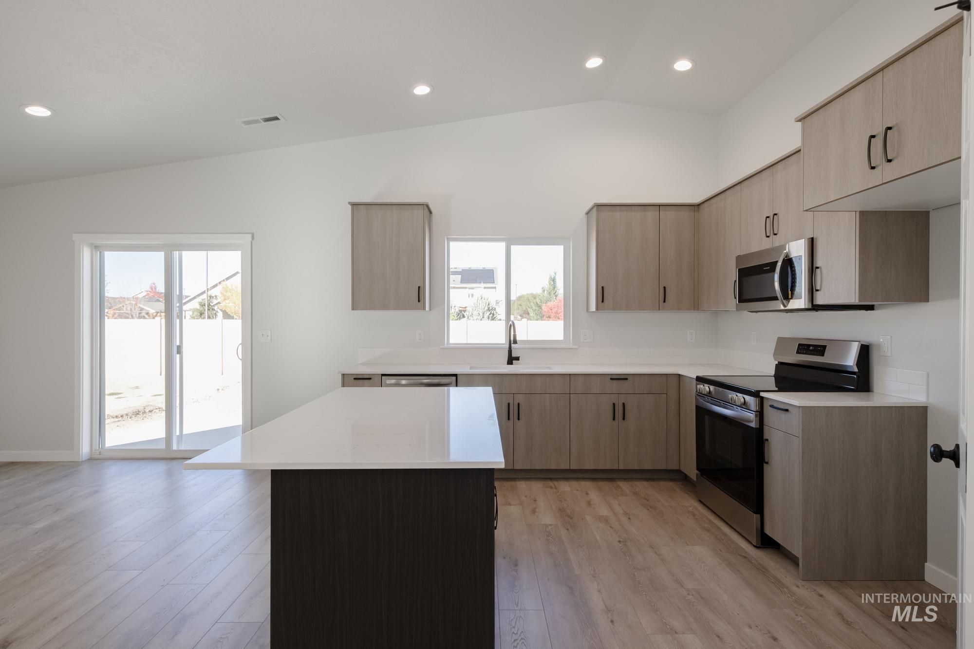 1358 N Coltsfoot Ave Property Photo 6
