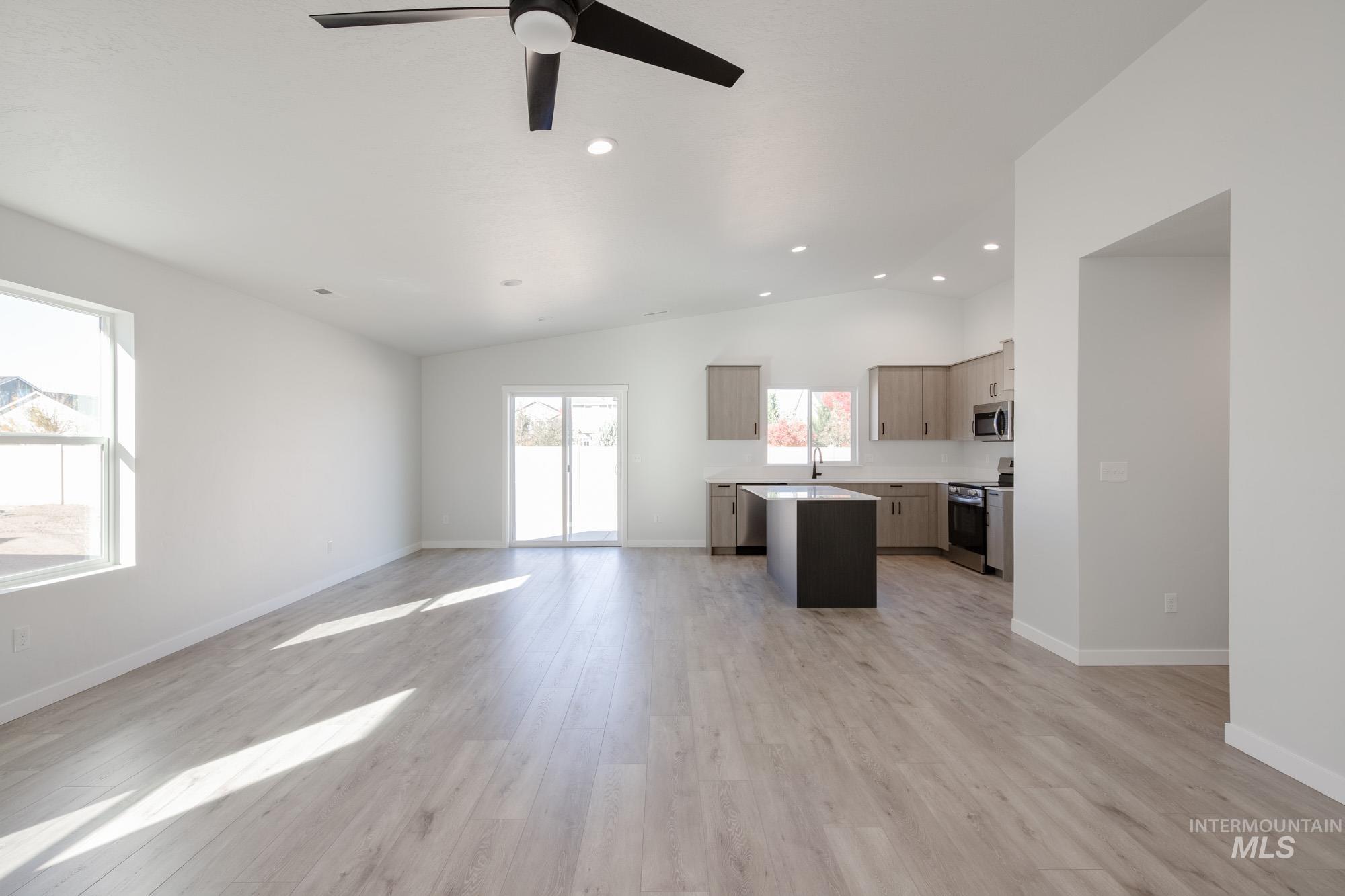 1358 N Coltsfoot Ave Property Photo 11
