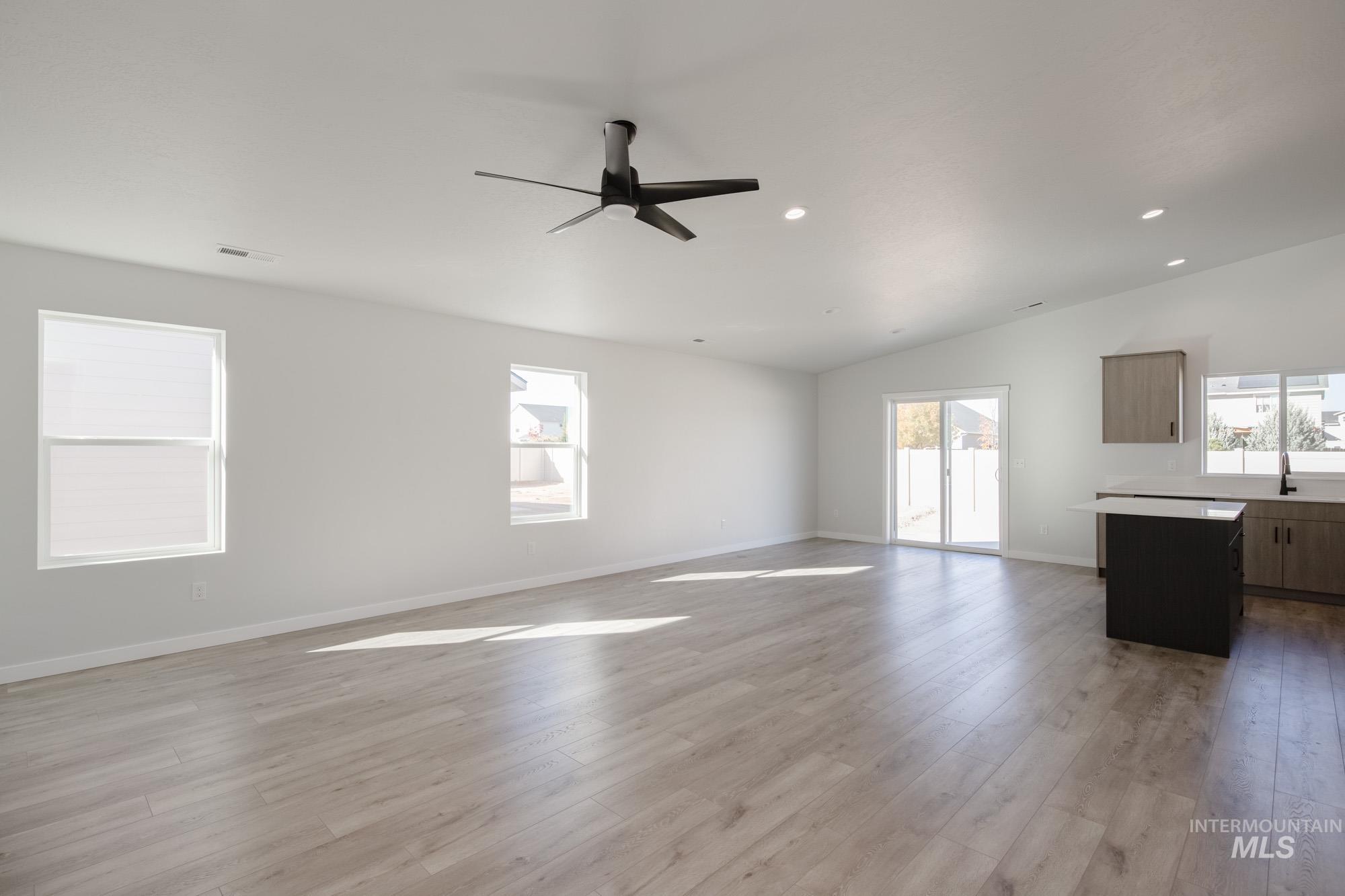 1358 N Coltsfoot Ave Property Photo 12