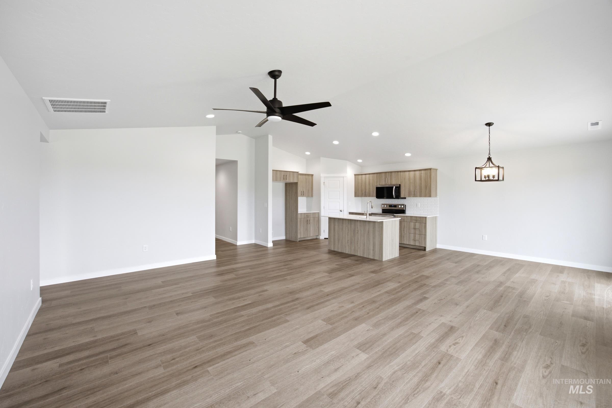 6842 S Lumberton Way Property Photo 8