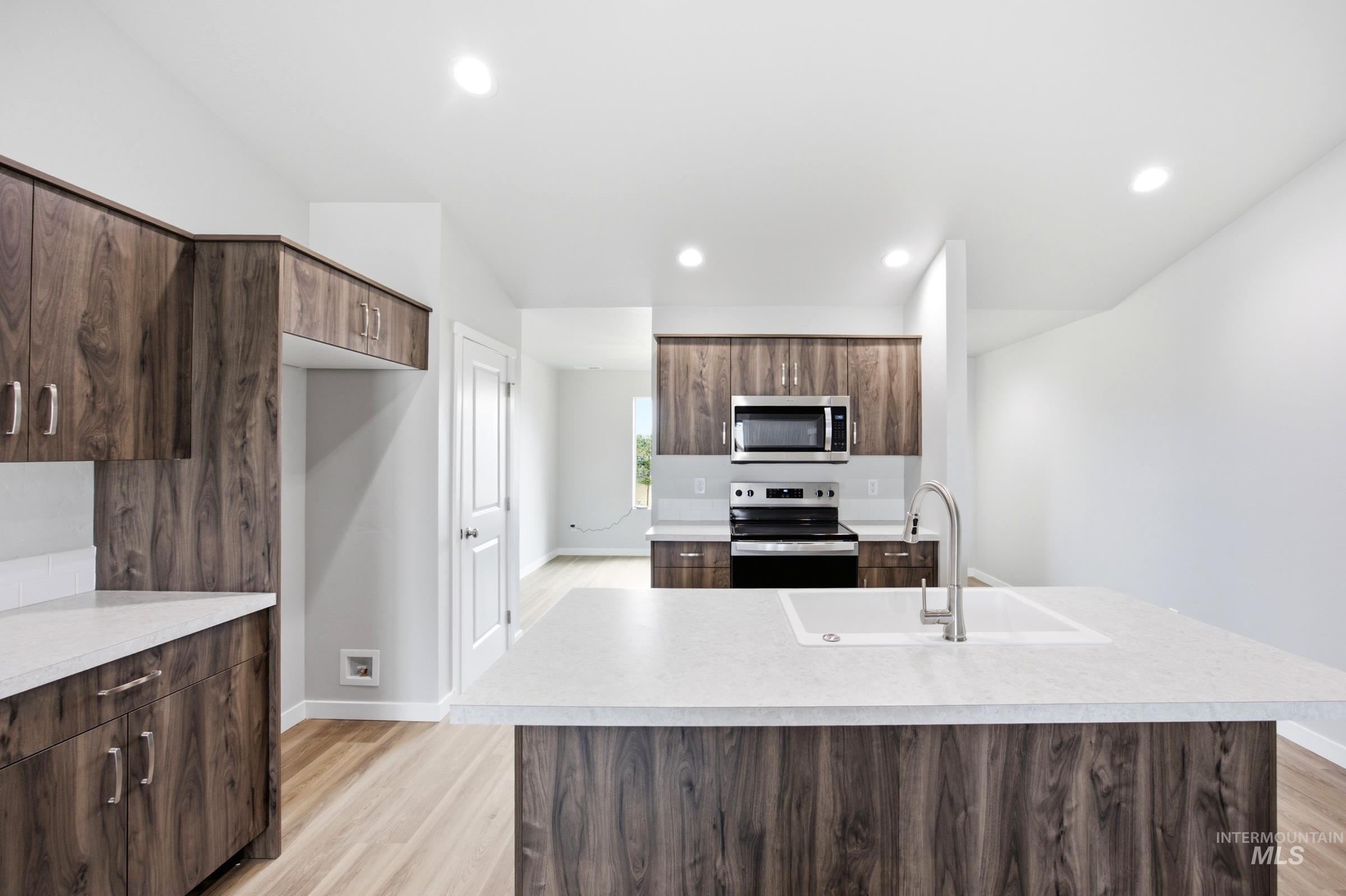 13310 Bank St Property Photo 3