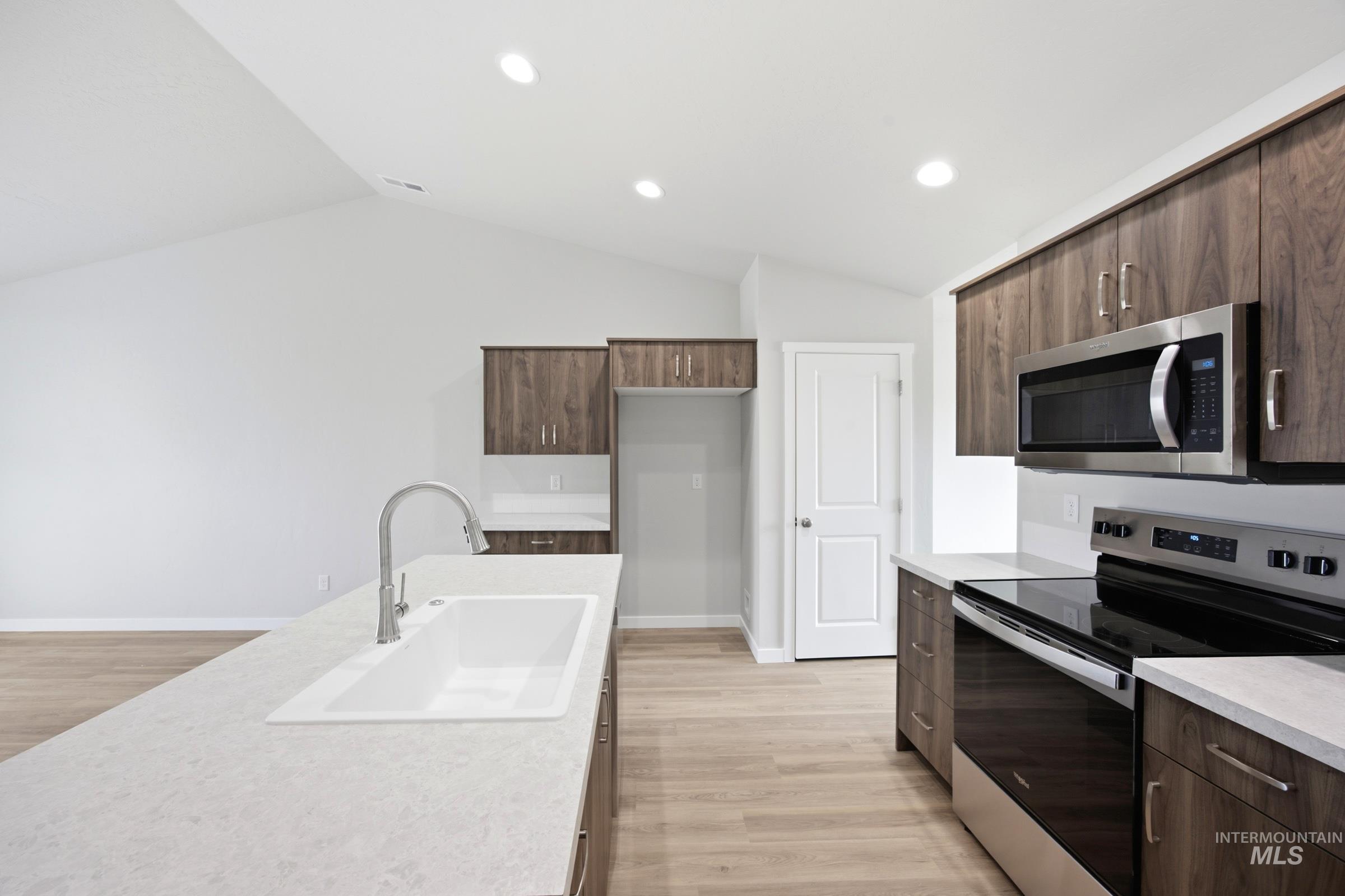 13310 Bank St Property Photo 5