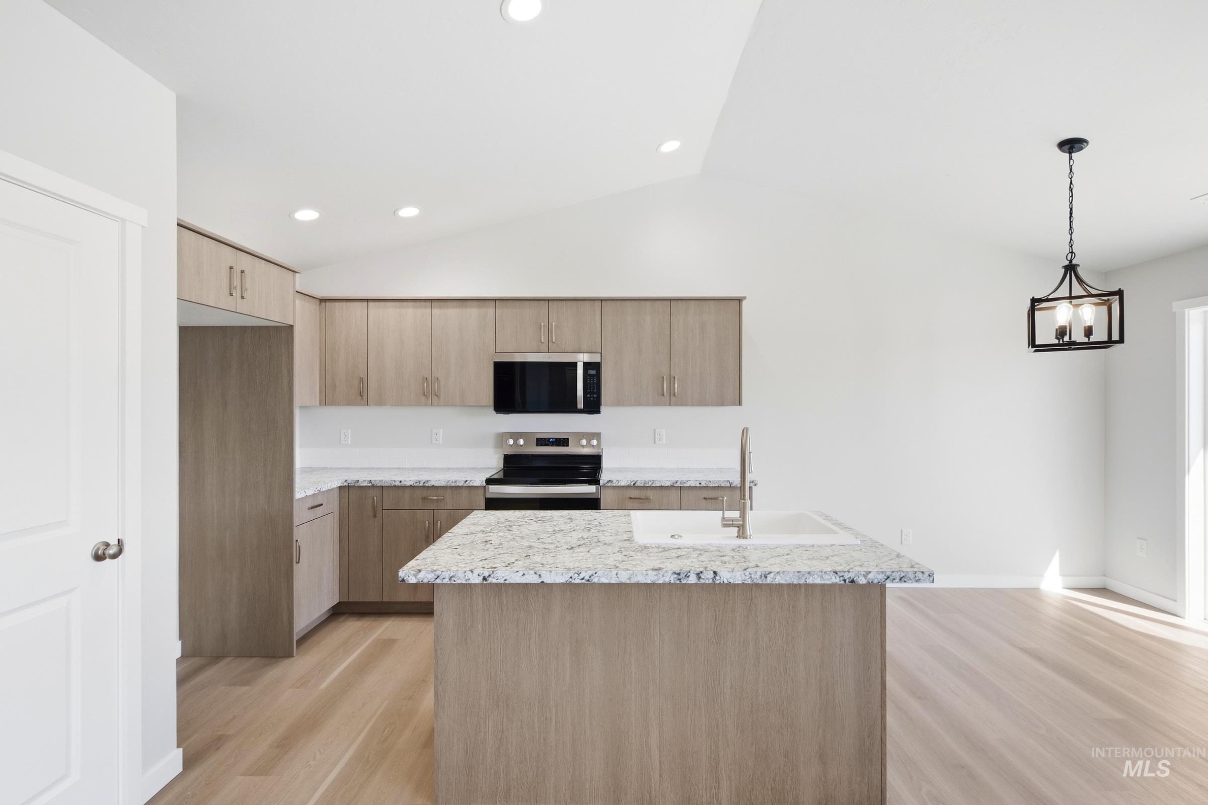 4492 S Amsterdam Ave Property Photo 3