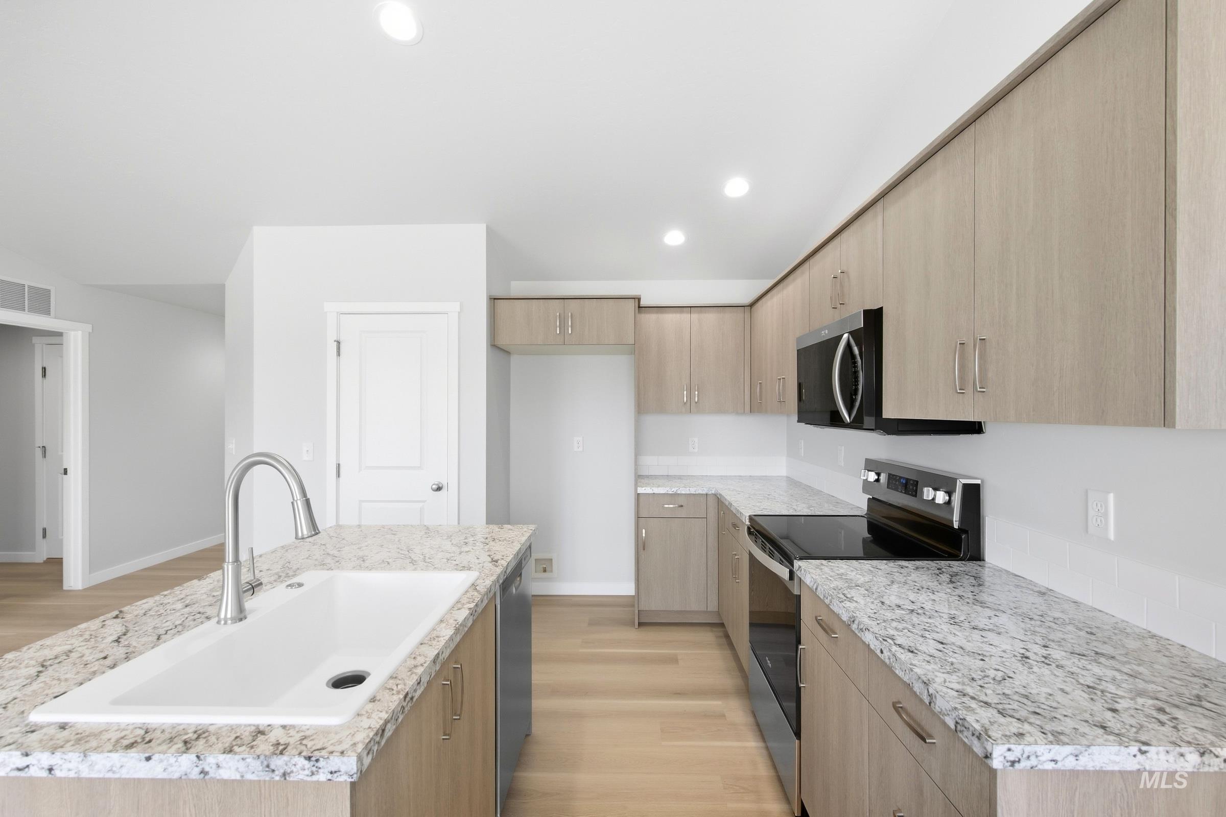 4492 S Amsterdam Ave Property Photo 4