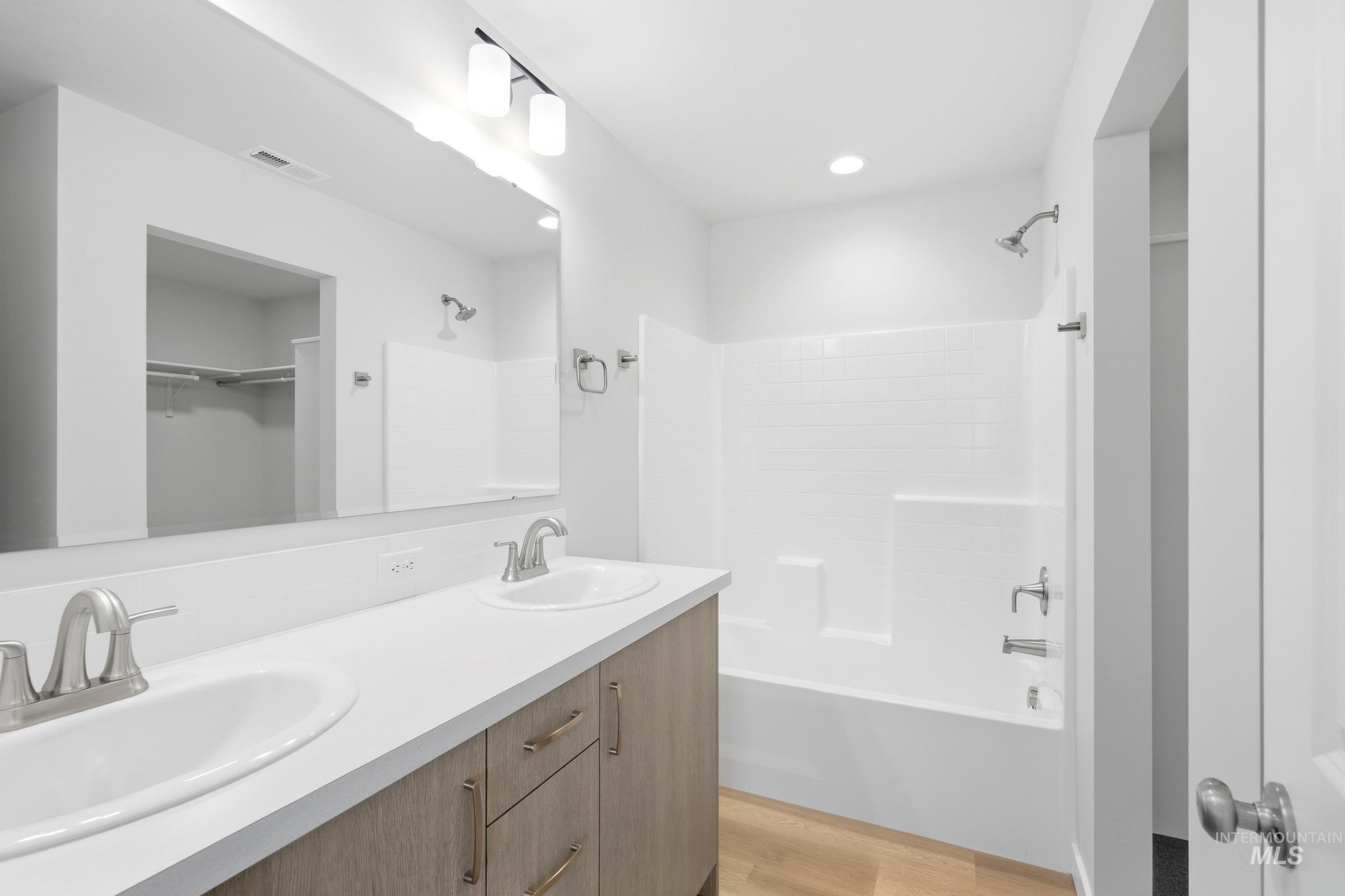 4492 S Amsterdam Ave Property Photo 16