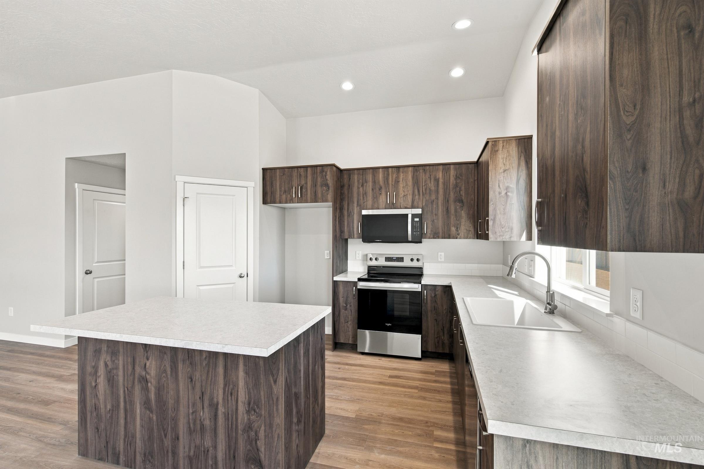 4504 S Amsterdam Ave Property Photo 4