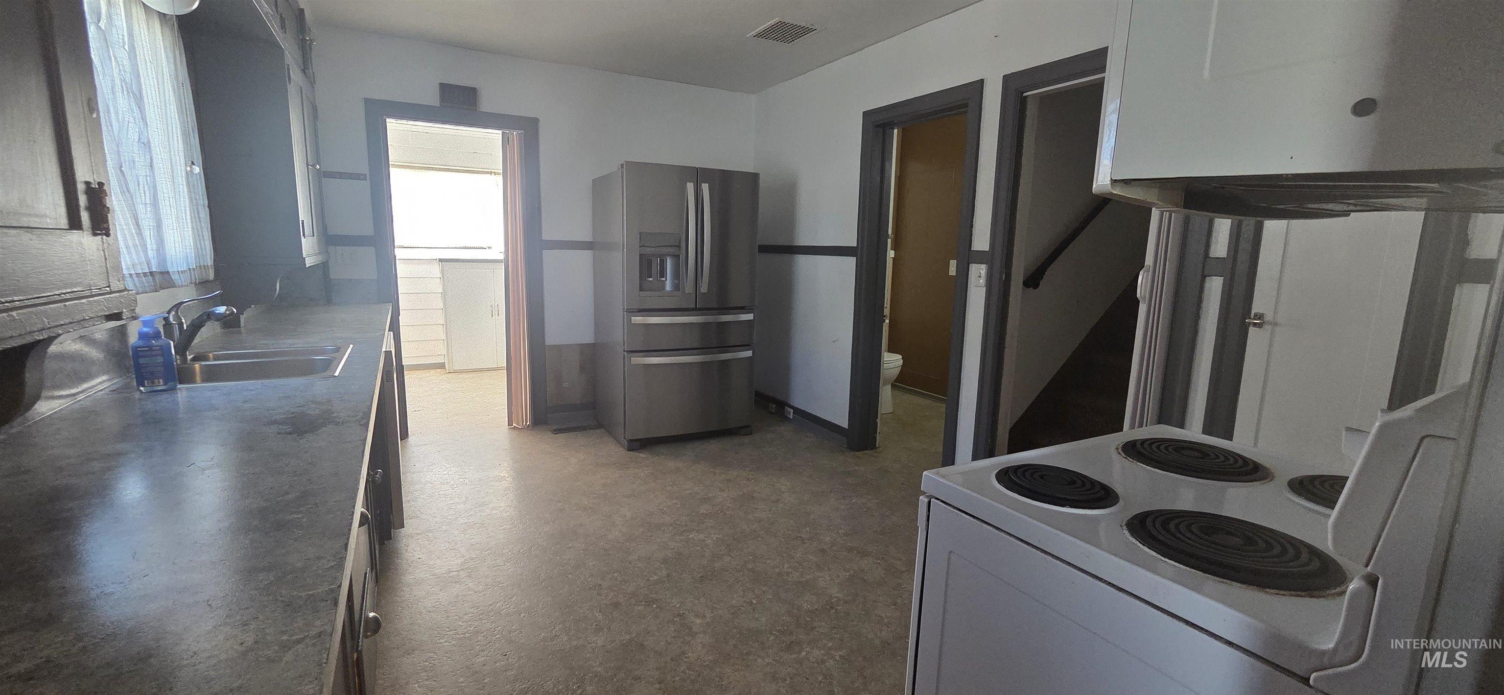 1490 Main Property Photo 6