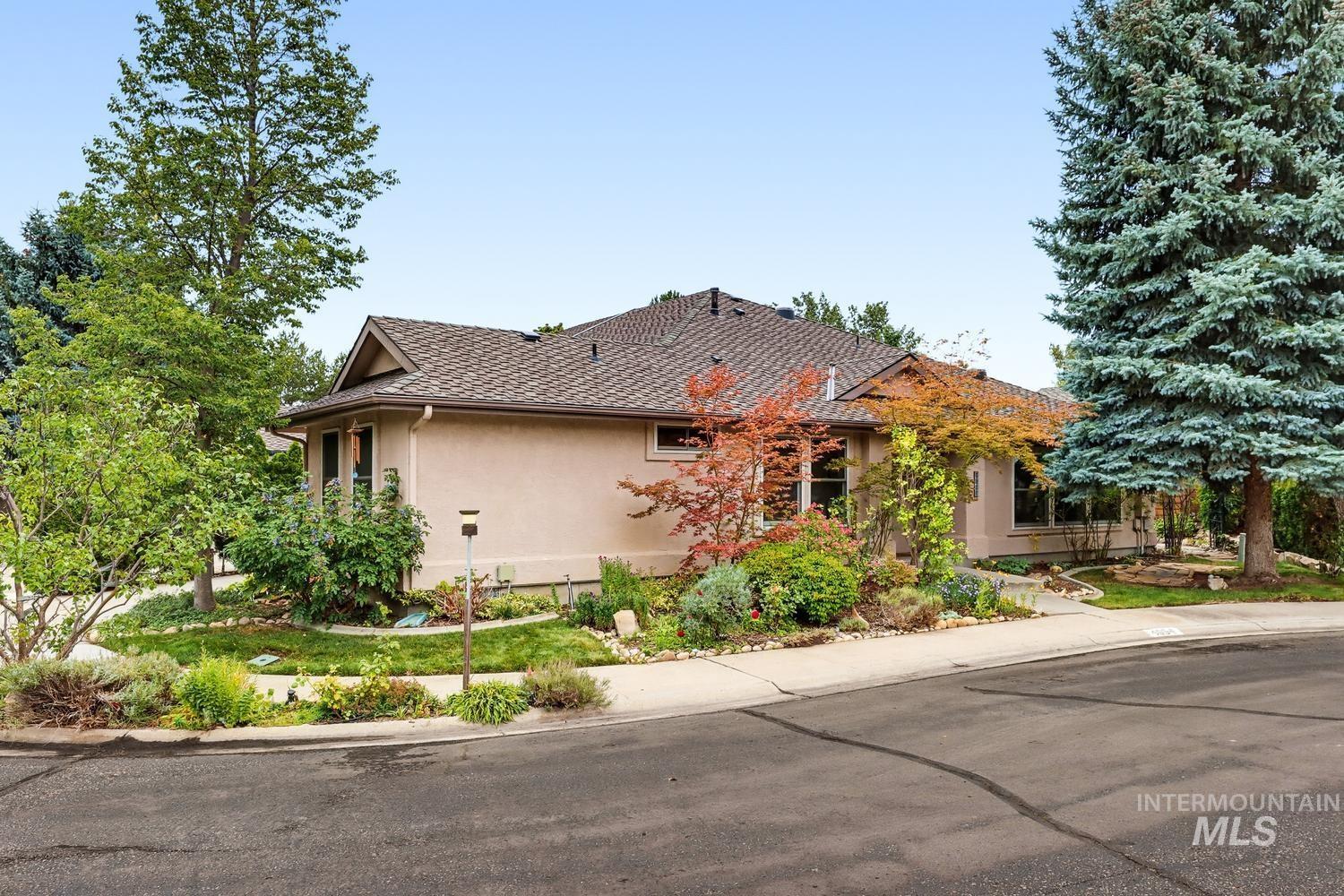 4854 Lakeview Place Property Photo 2
