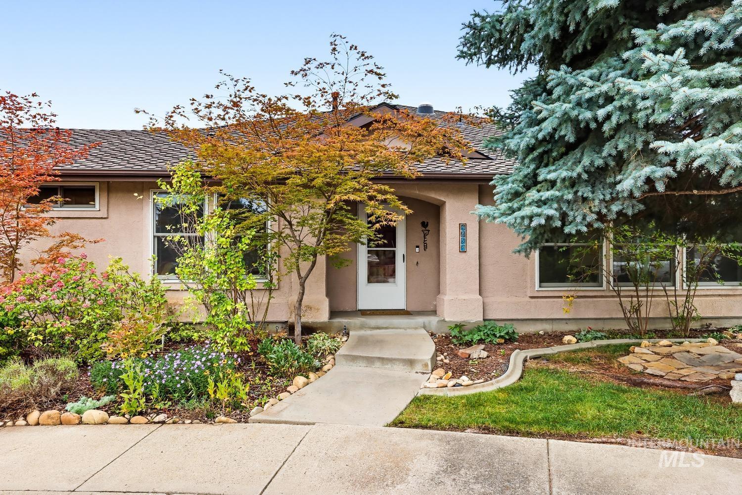 4854 Lakeview Place Property Photo 3