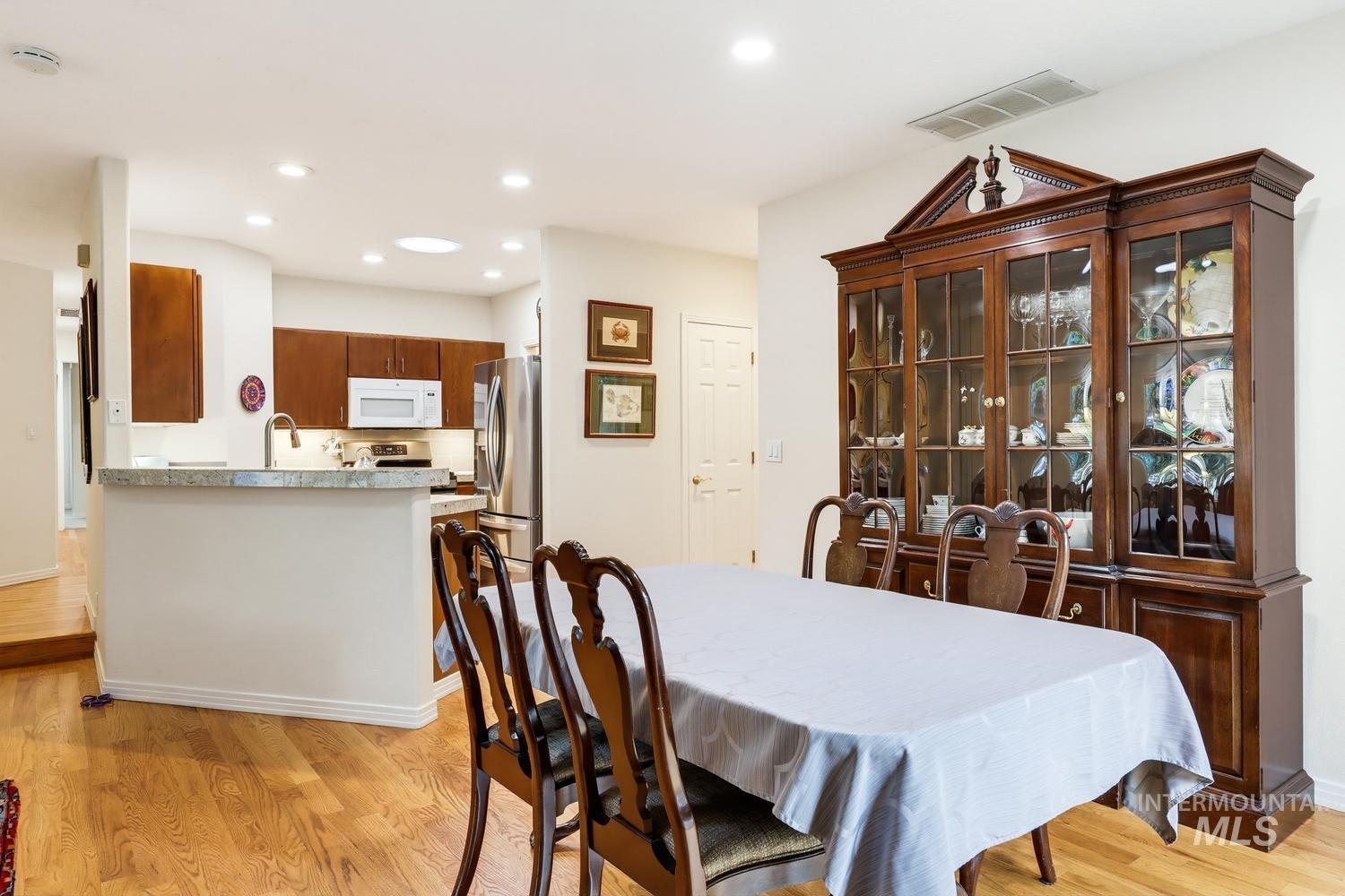4854 Lakeview Place Property Photo 14