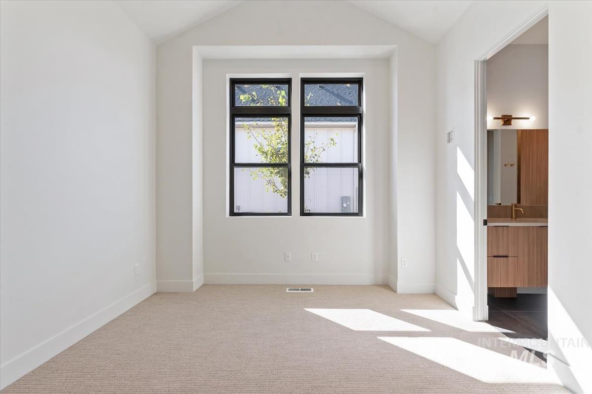 531 Midpoint Ave Property Photo 39
