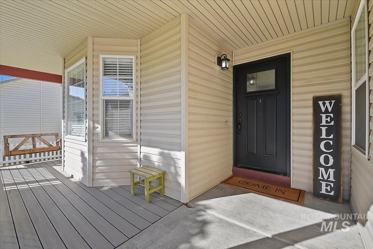 401 S Saddlerock Ave. Property Photo 5