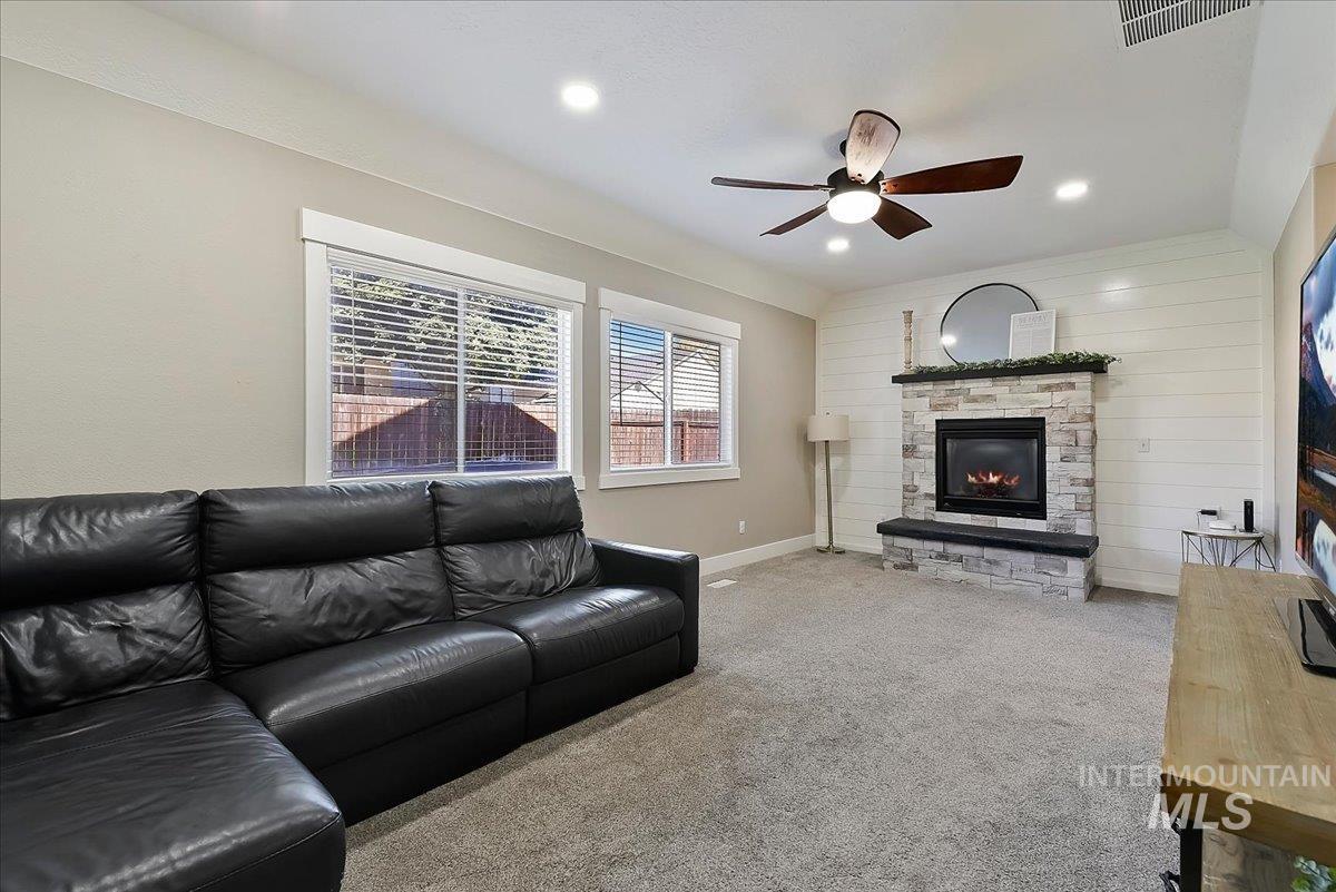401 S Saddlerock Ave. Property Photo 8