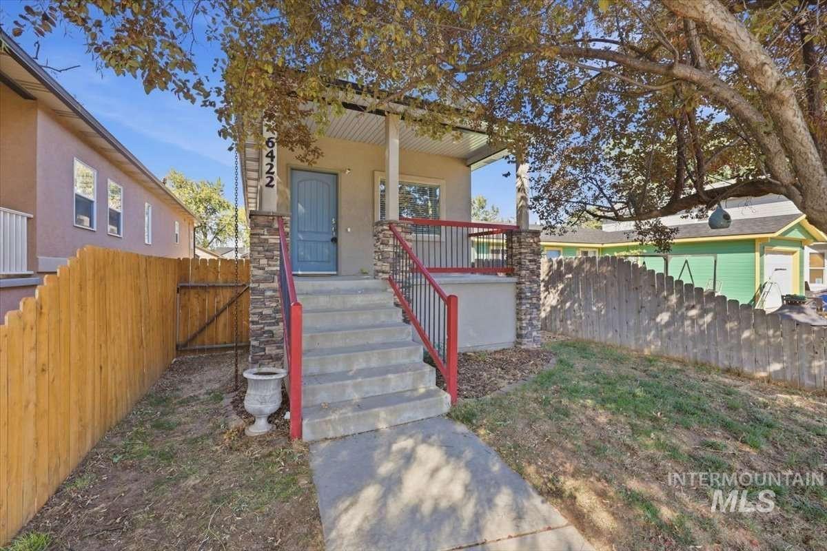 6422 W Everett St Property Photo 1