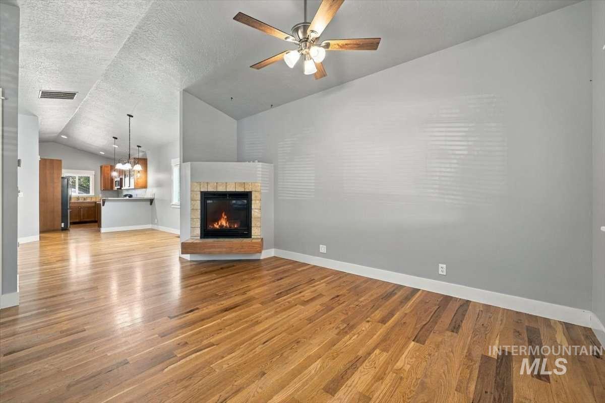 6422 W Everett St Property Photo 3