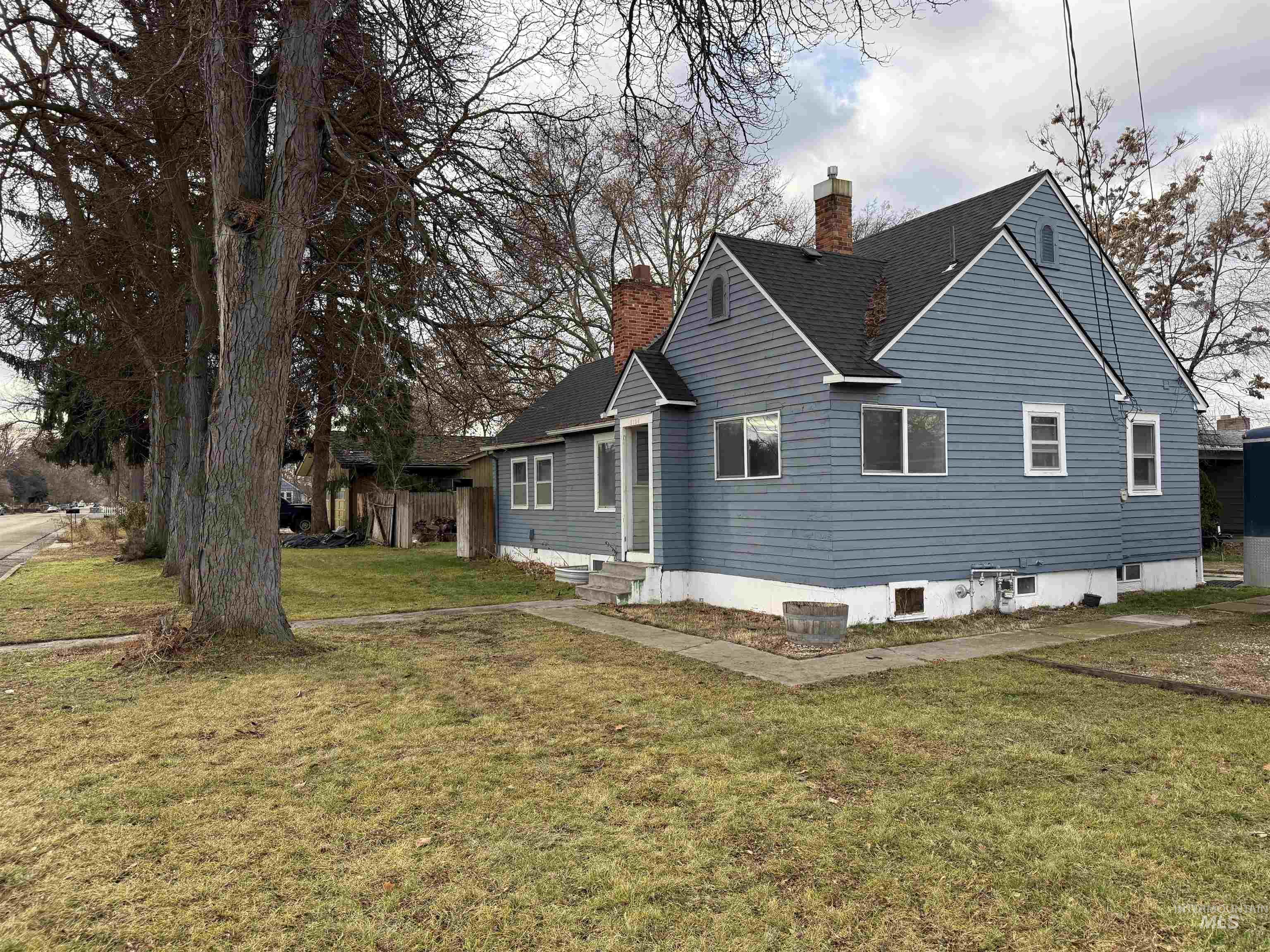 2104 College Avenue Property Photo 1