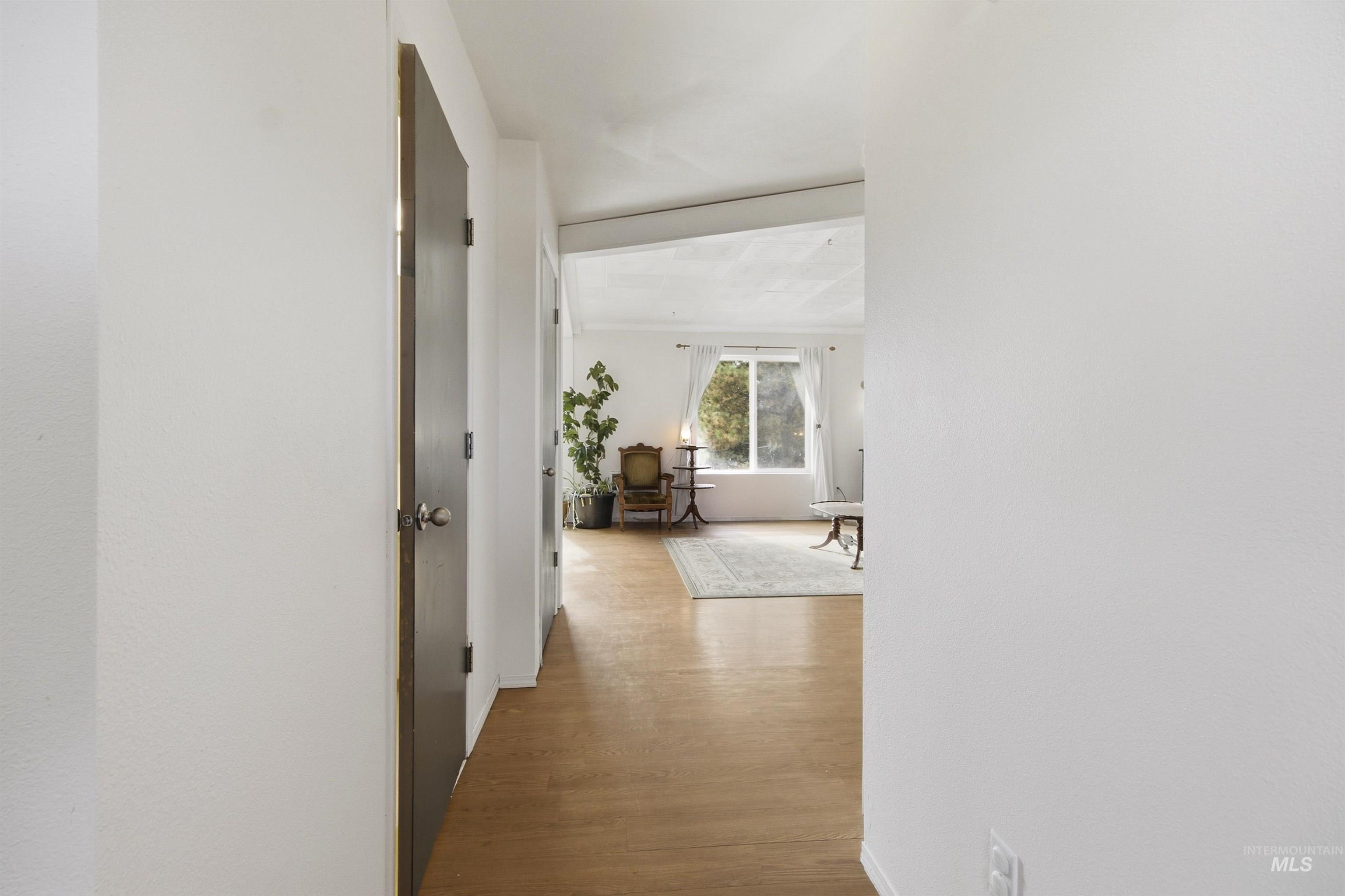 1037 Hendrix Rd Property Photo 6