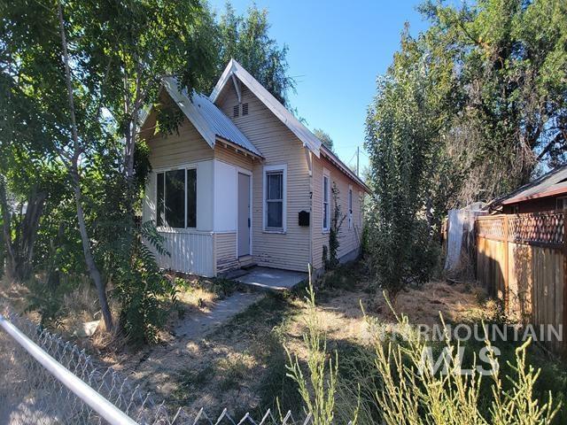 704 E Grove Ave Property Photo 1