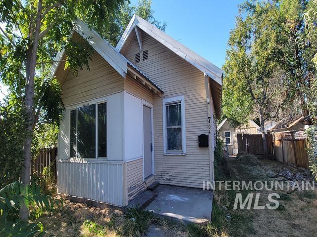 704 E Grove Ave Property Photo 2