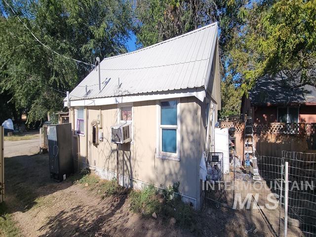 704 E Grove Ave Property Photo 3