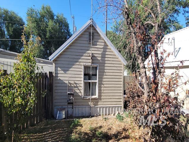 704 E Grove Ave Property Photo 4
