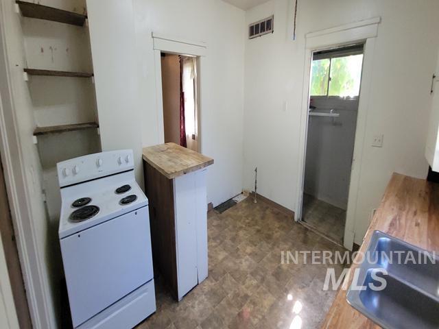 704 E Grove Ave Property Photo 6