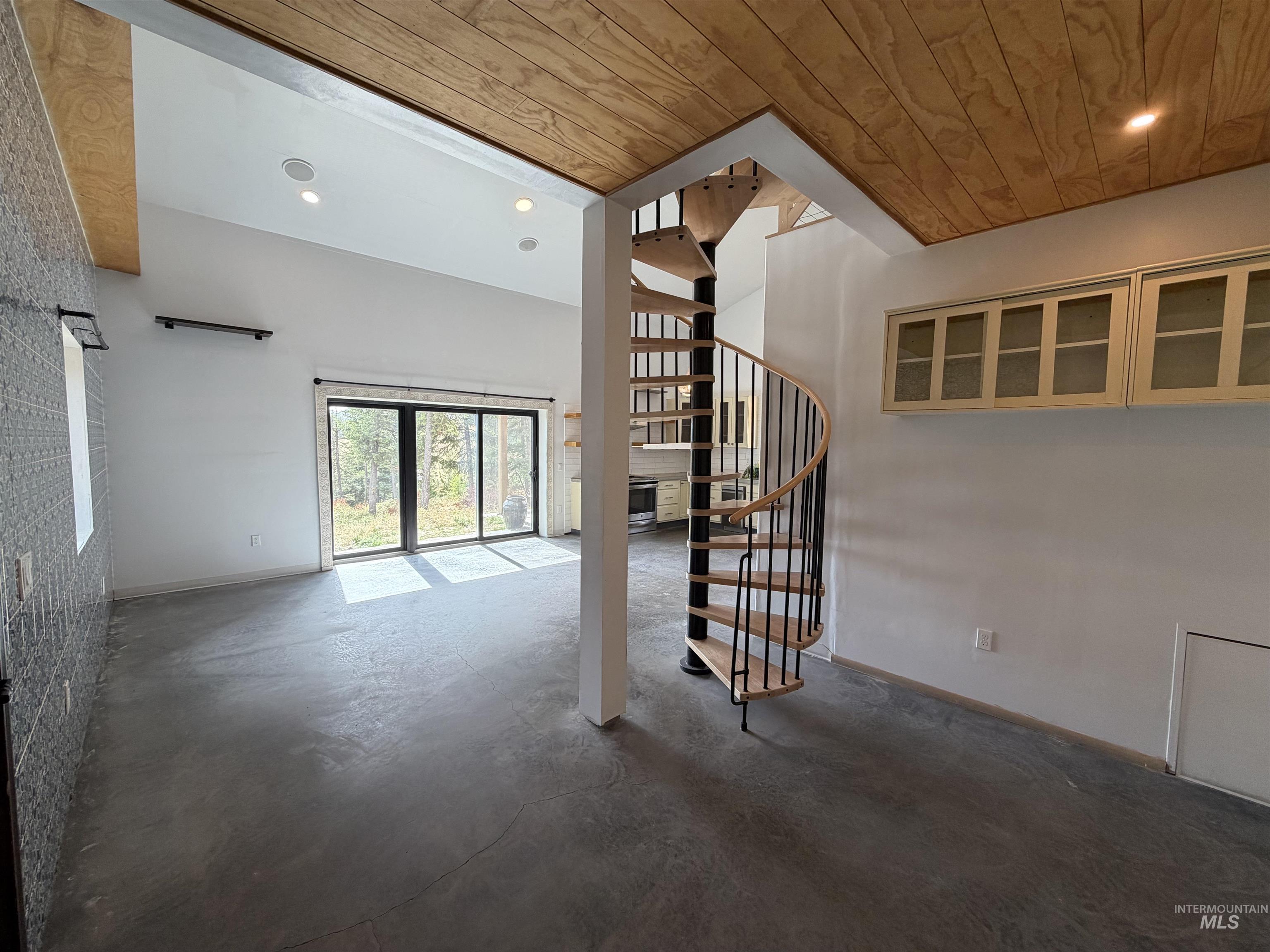1004 Forest Lane Property Photo 5