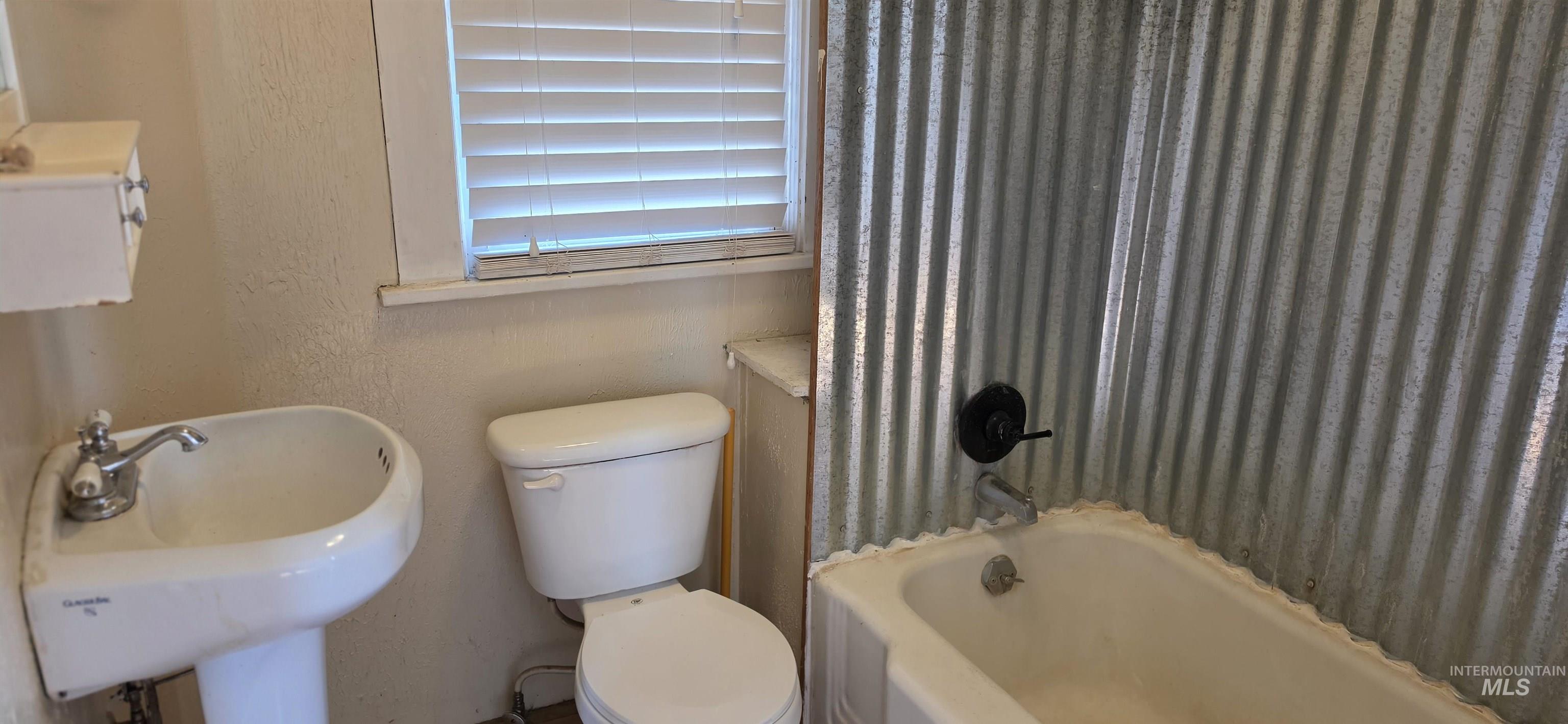 1627 Main Property Photo 5