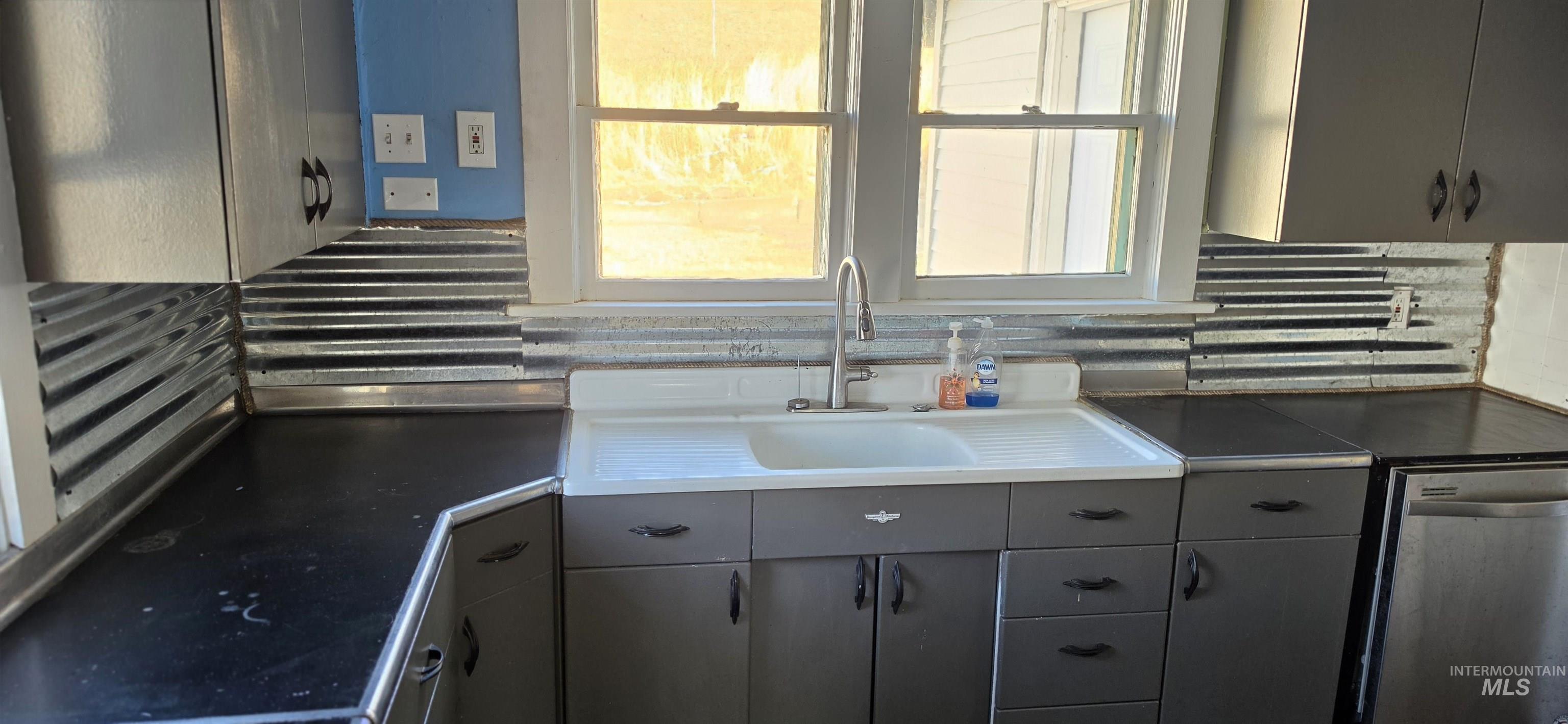 1627 Main Property Photo 7