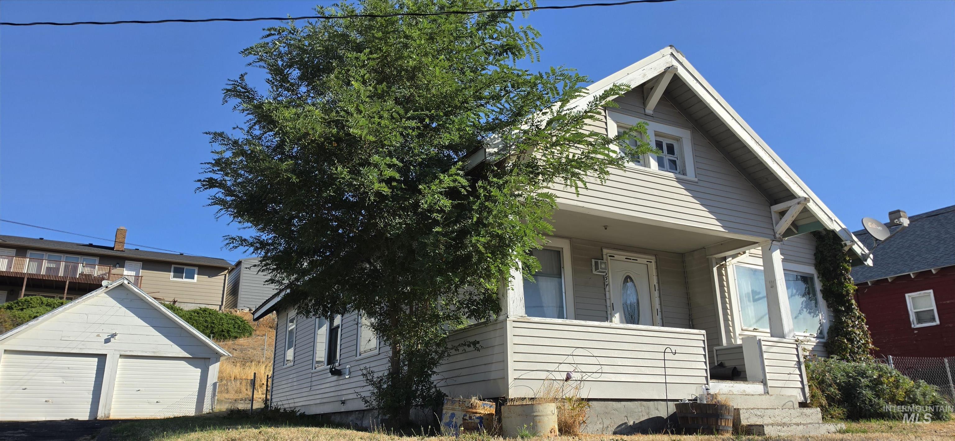 1627 Main Property Photo 9