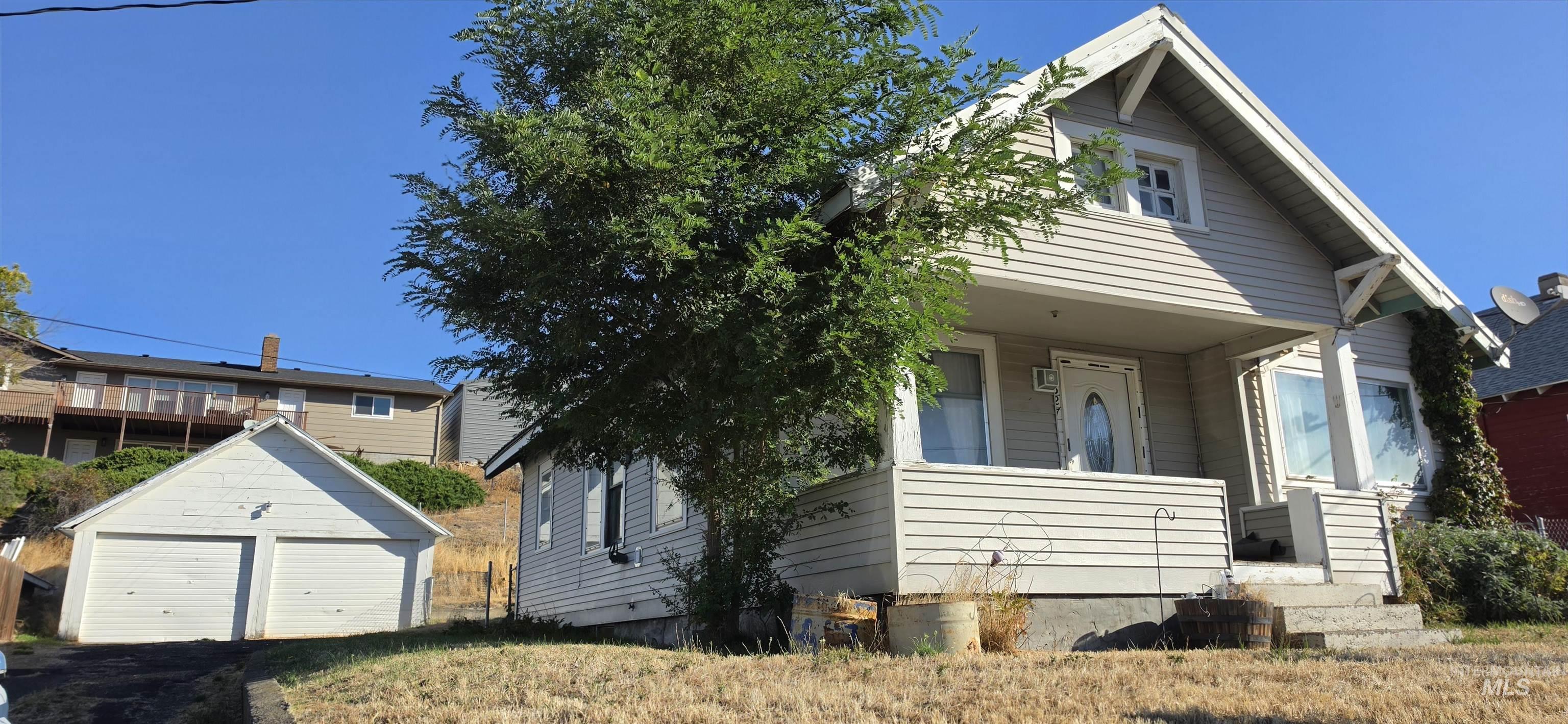 1627 Main Property Photo 10