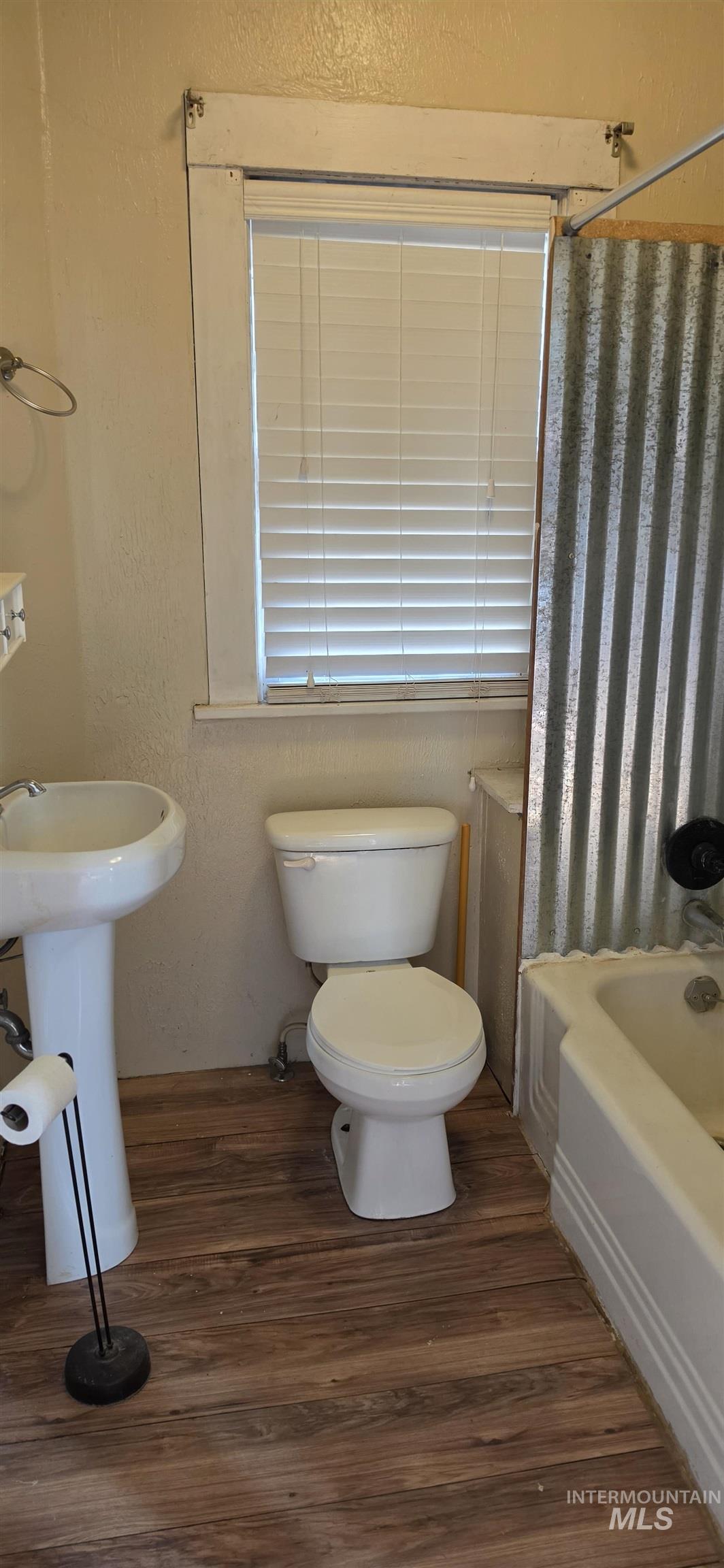 1627 Main Property Photo 13