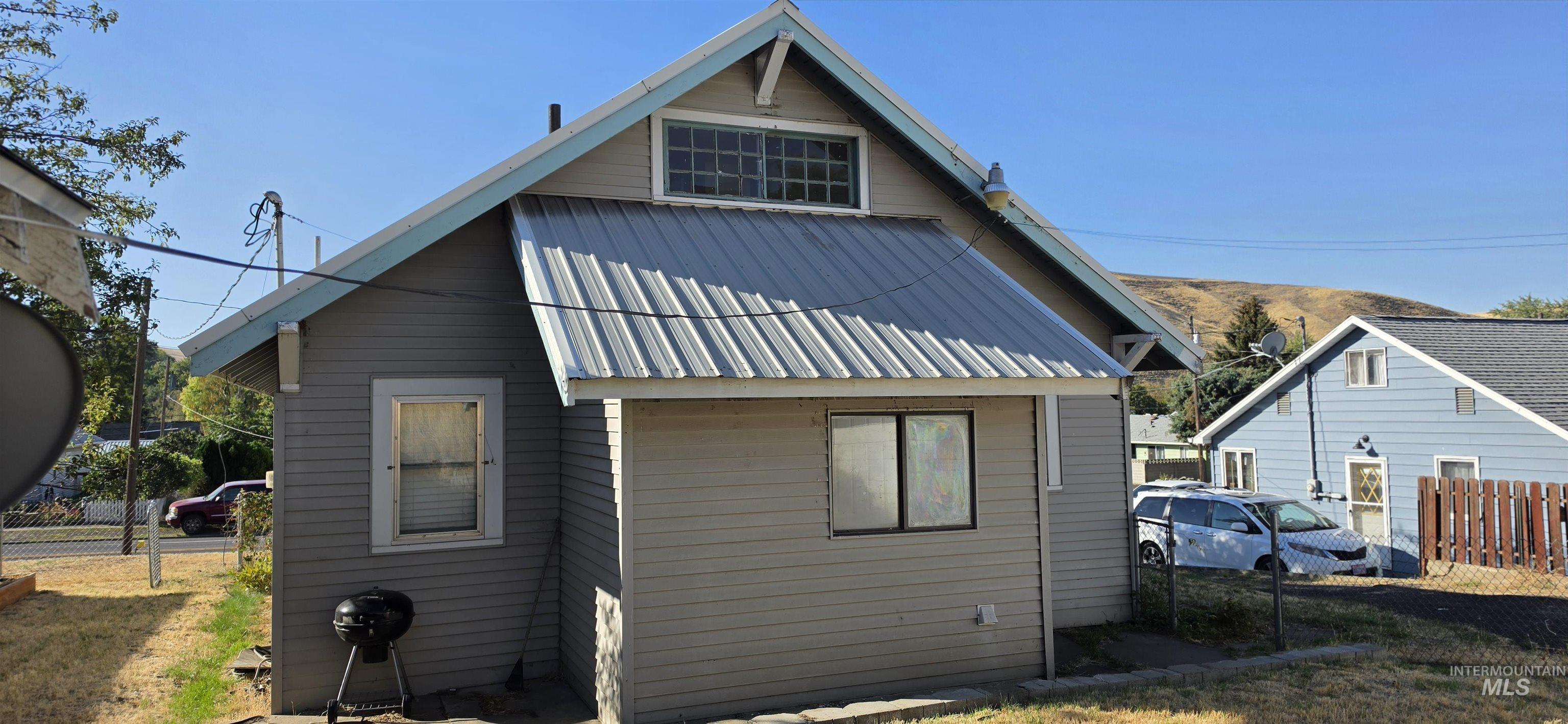 1627 Main Property Photo 26