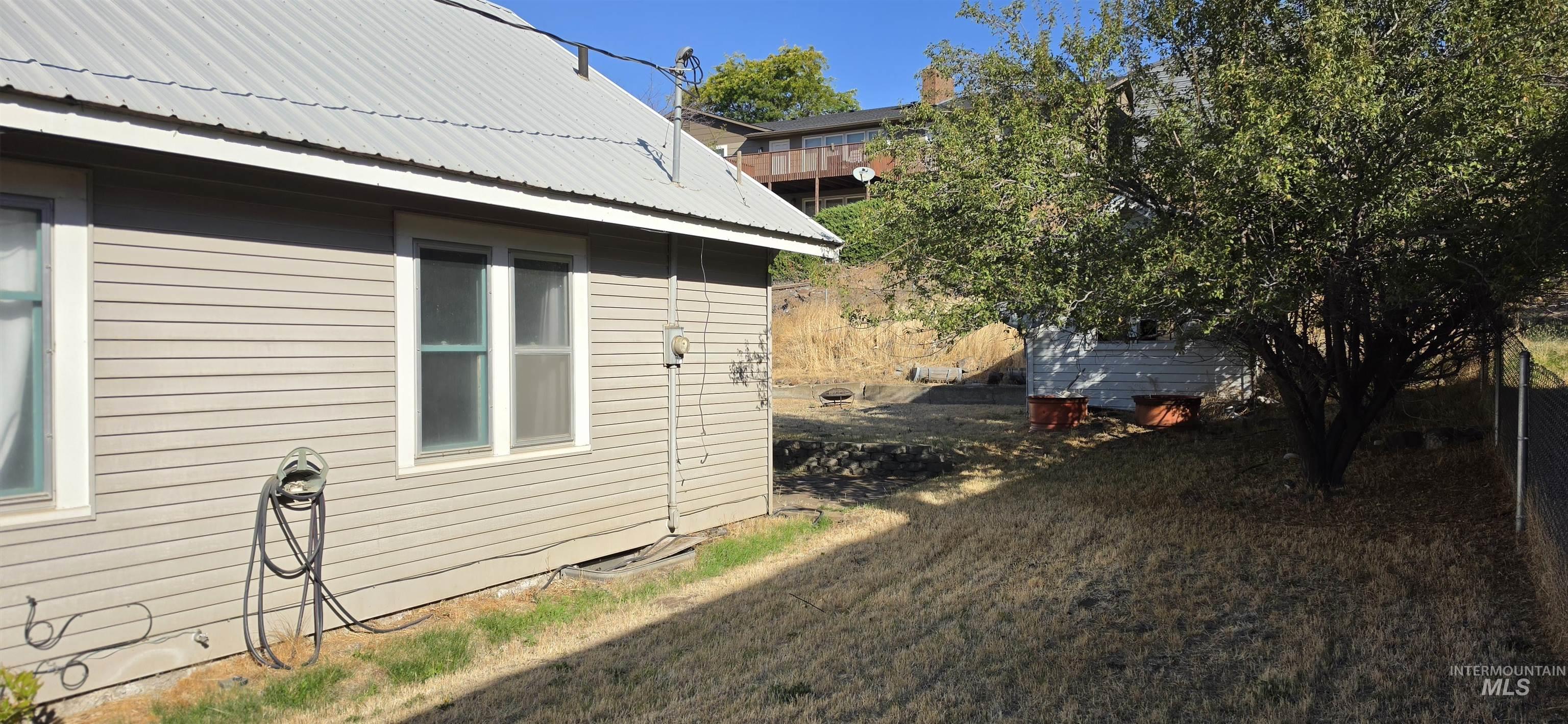 1627 Main Property Photo 28
